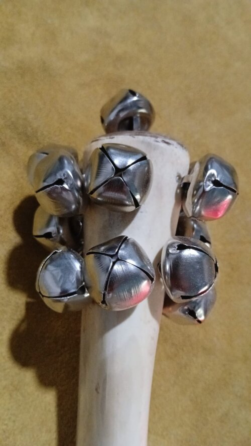 Maraca Chocalho Campanela de Osso com  20 Guisos de Metal 20cmx10