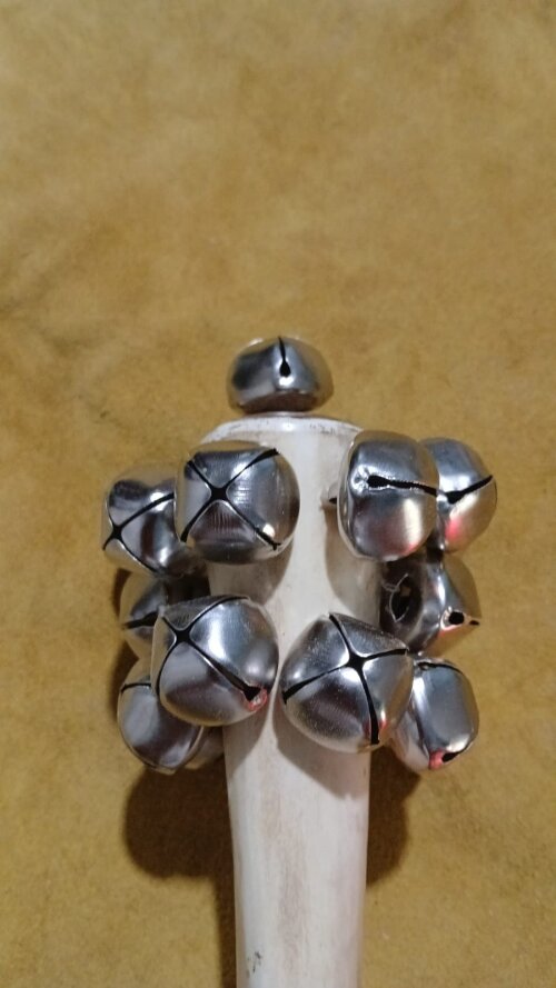 Maraca Chocalho Campanela de Osso com  20 Guisos de Metal 20cmx10cmx10cm