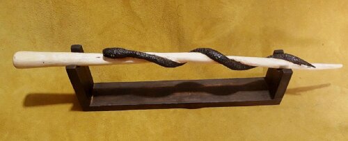 Varinha Mágica de Madeira Salgueiro Cobra Entalhada 40cm c/base