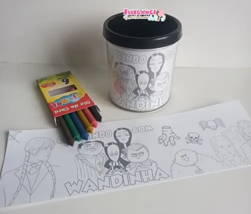Caneca para Colorir Wandinha