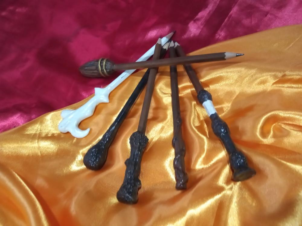 Kit 12 Lembrancinhas Lápis Varinha ou Vassoura Harry Potter