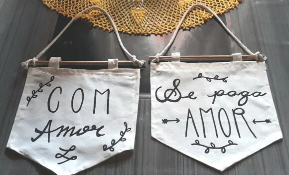 Cadeira de Noivos - Flâmulas Personalizadas em Lettering