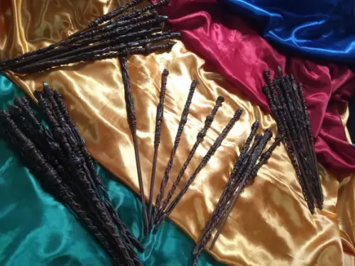 Kit Lembrancinhas 50 + 2 Mini Varinhas Simples 30cm para Festa Harry Potter, Fantasia, Bruxaria, Halloween e Fadas