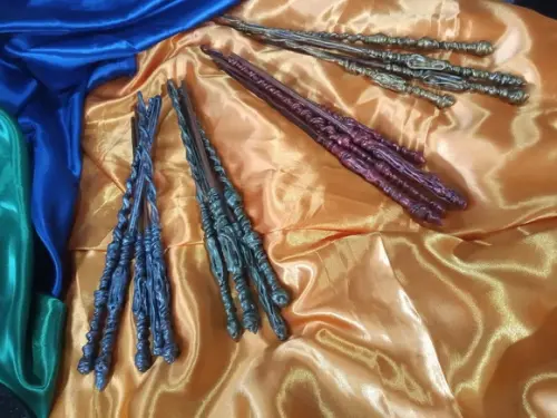 Kit Lembrancinhas 20 Mini Varinhas Simples 30cm Metálicas para Festa Harry Potter, Fantasia, Bruxaria, Halloween e Fadas
