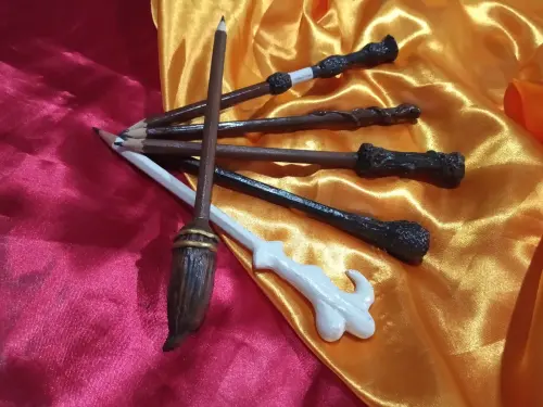 Kit 12 Lembrancinhas Lápis Varinha ou Vassoura Harry Potter