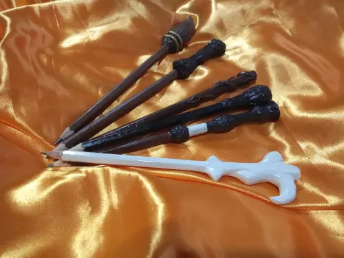 Kit 12 Lembrancinhas Lápis Varinha ou Vassoura Harry Potter