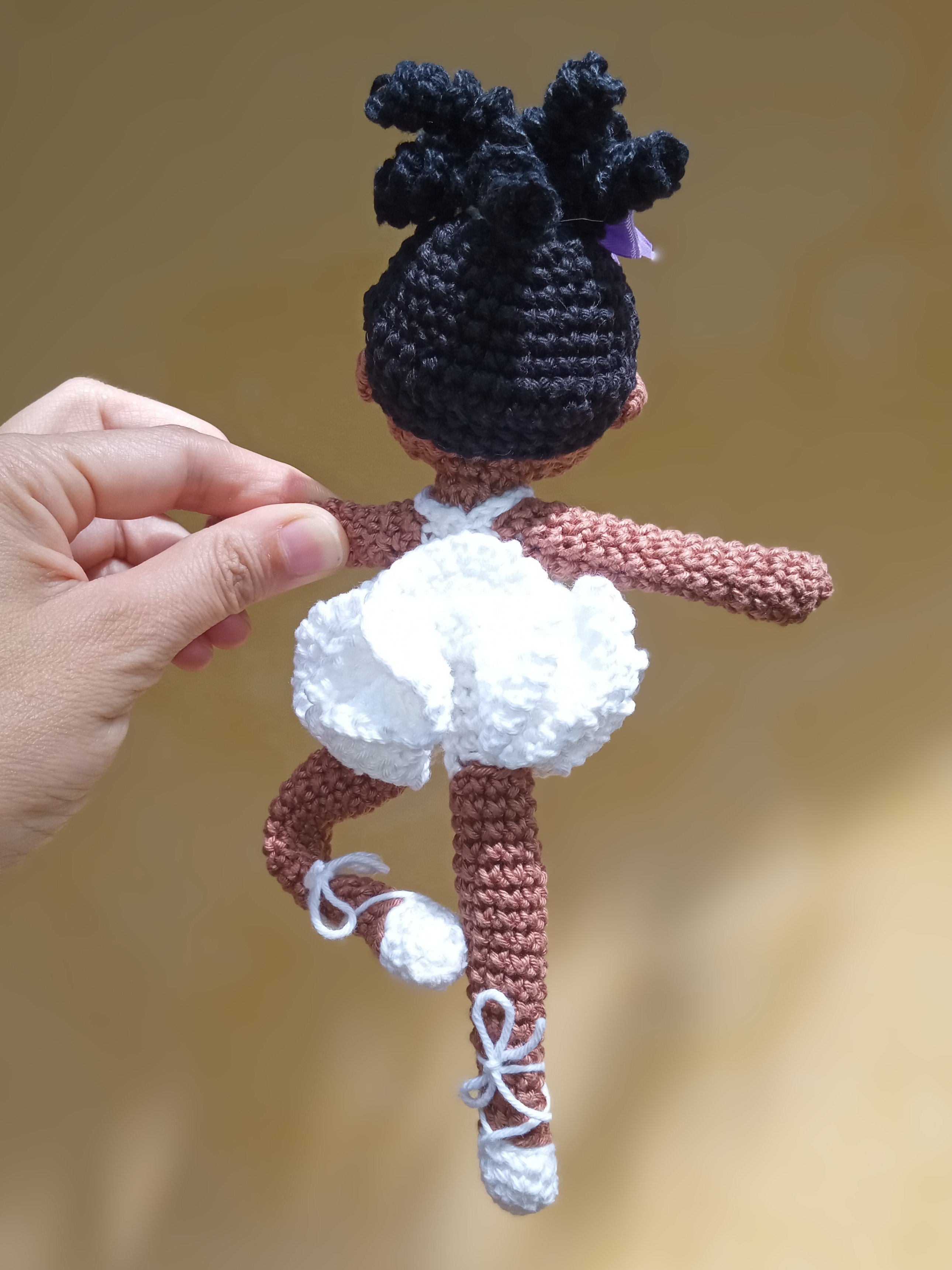 Boneca negra bailarina ariticulada em amigurumi crochê