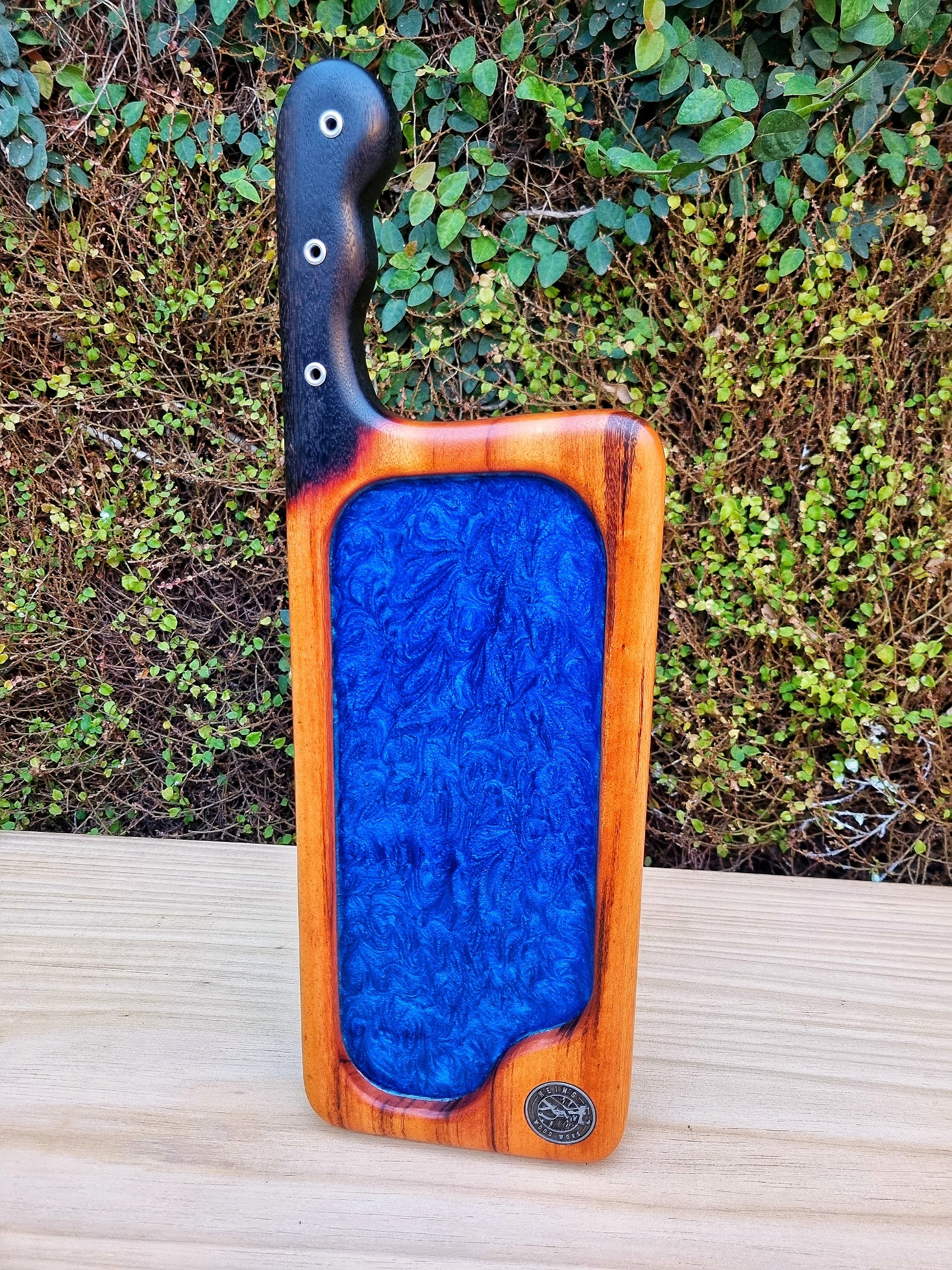 Petisqueira Modelo Cutelo Madeira Nobre Resina Preta Azul