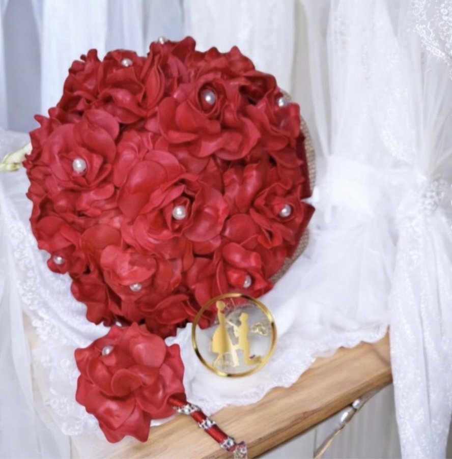 Buquê de Noiva Religioso Vermelho com Detalhes de Pérolas