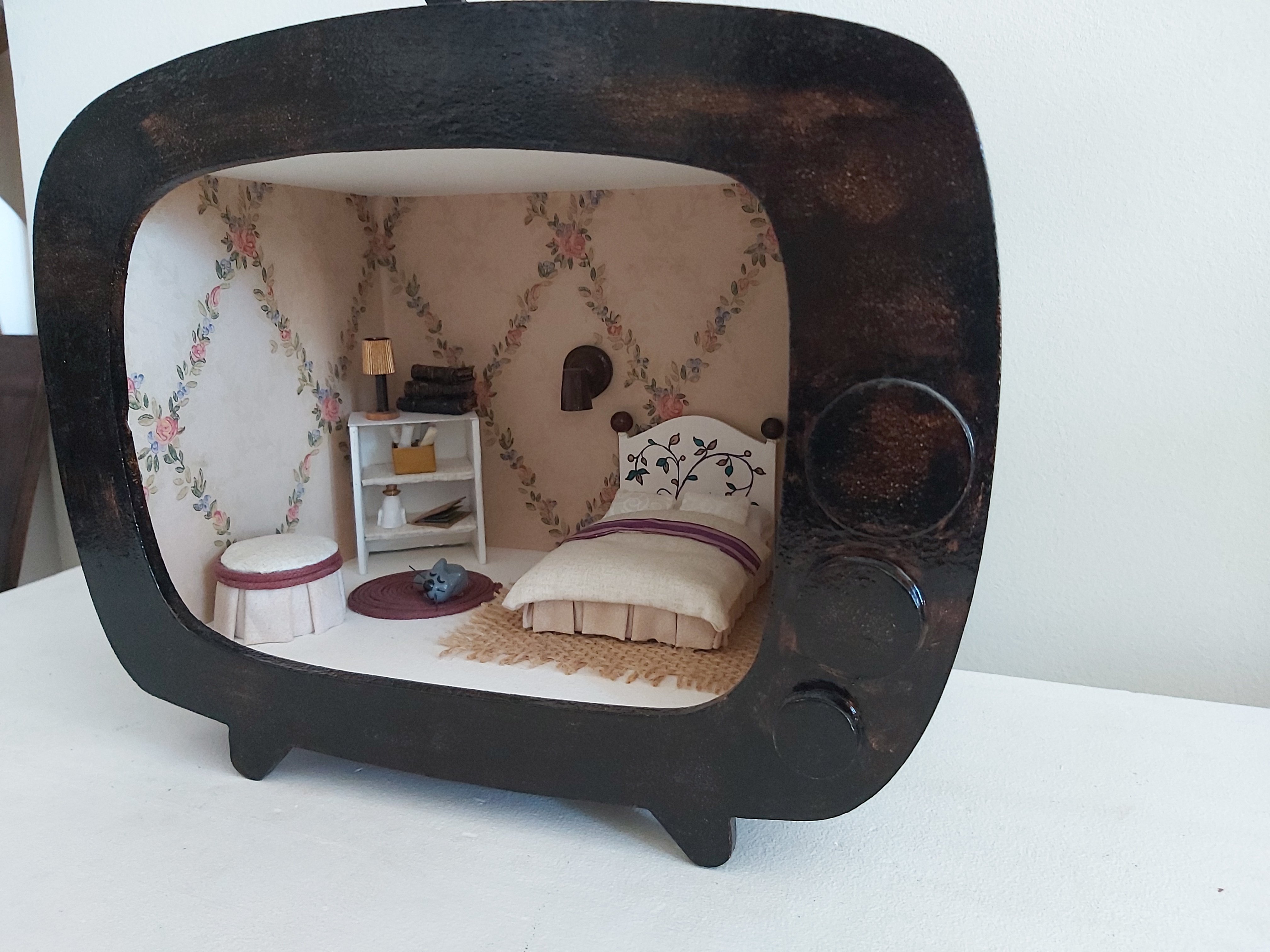 Diorama Quadro Televisão Cenário Miniatura Quarto. Feito manualme