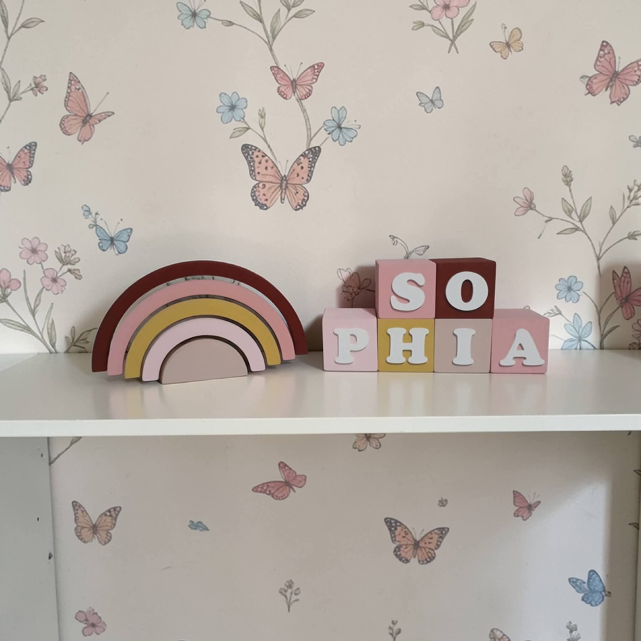 Kit decorativo arco iris + cubos de mdf nomes infantis decoração