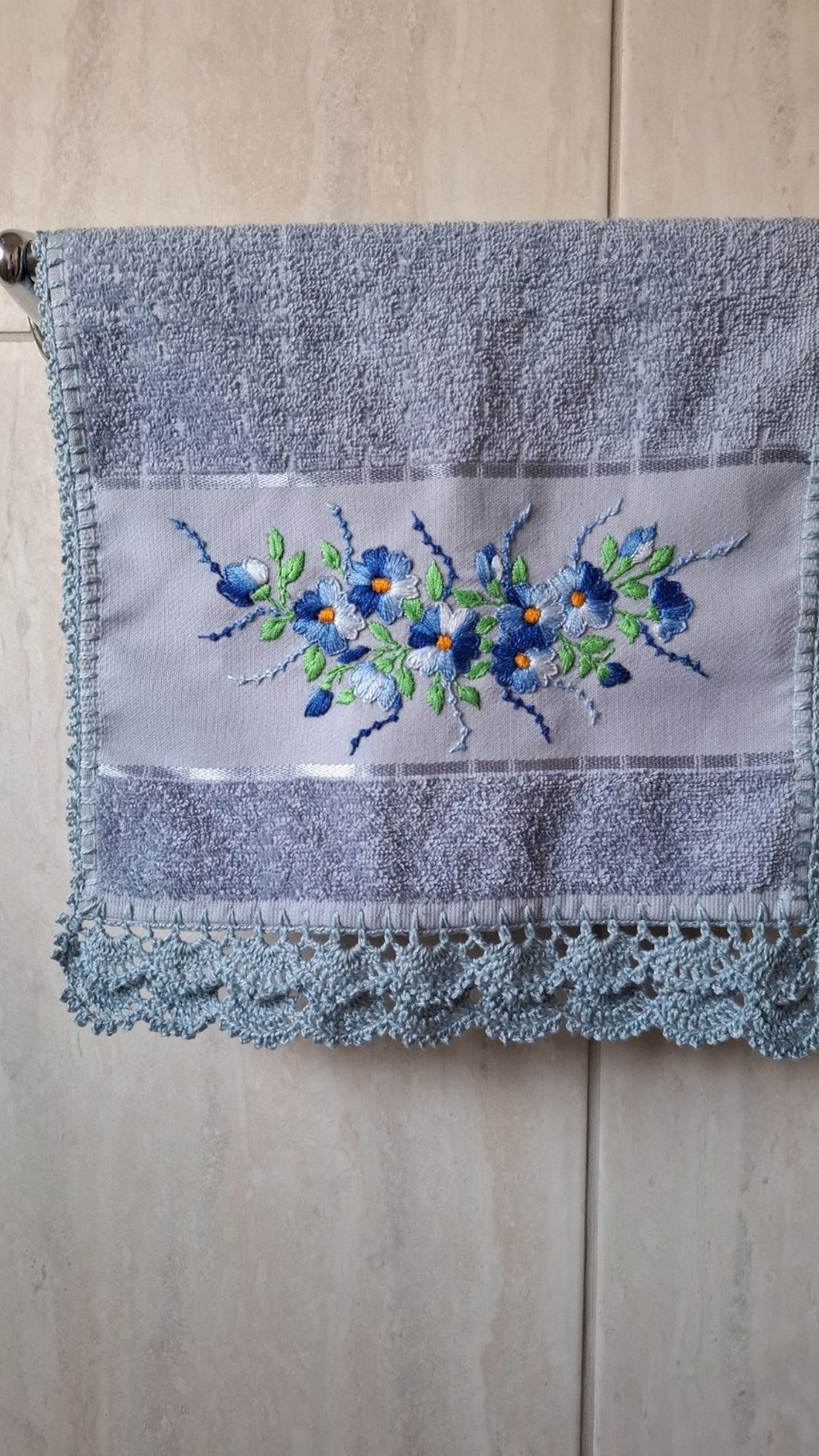 TOALHA DE LAVABO BORDADA A MÃO