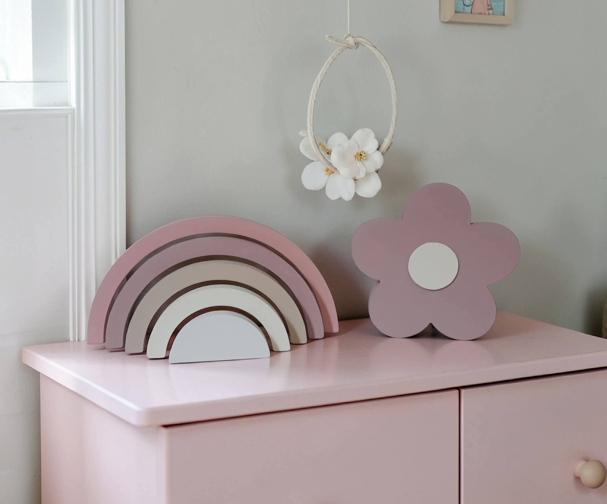 Kit decorativo arco iris + flor de mdf decoração de quarto e fest
