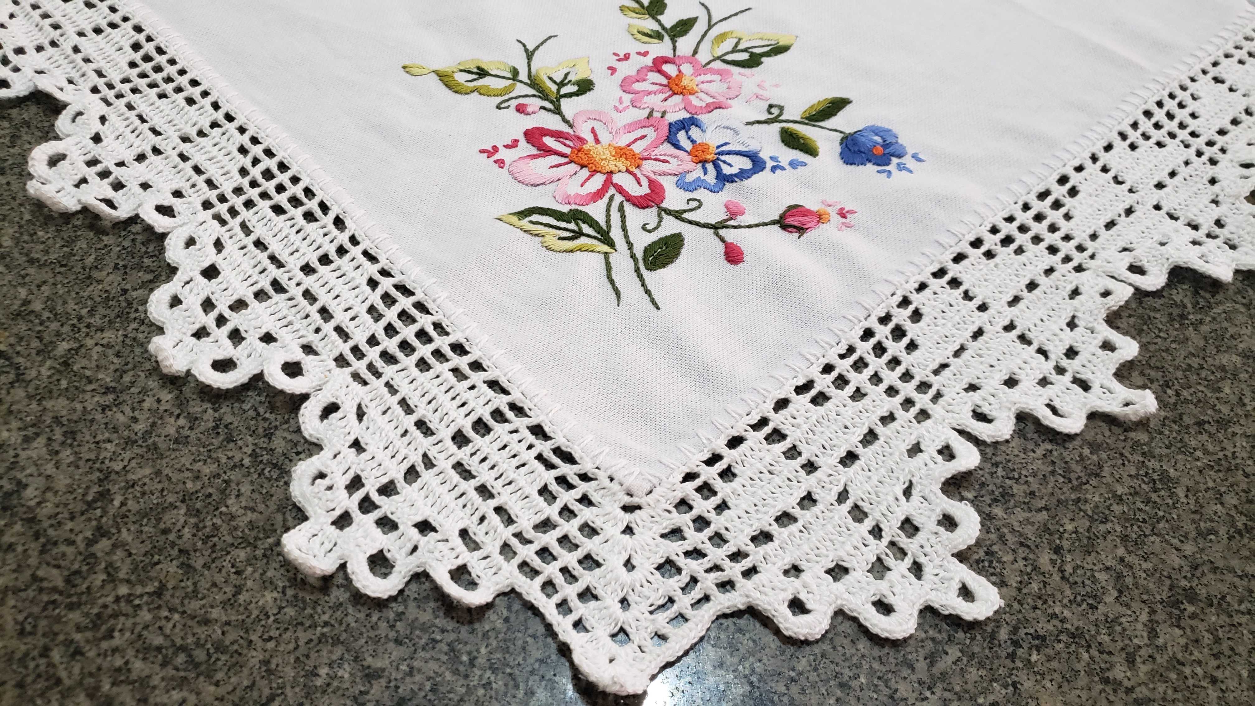 TOALHA DE CHÁ BORDADA A MÃO