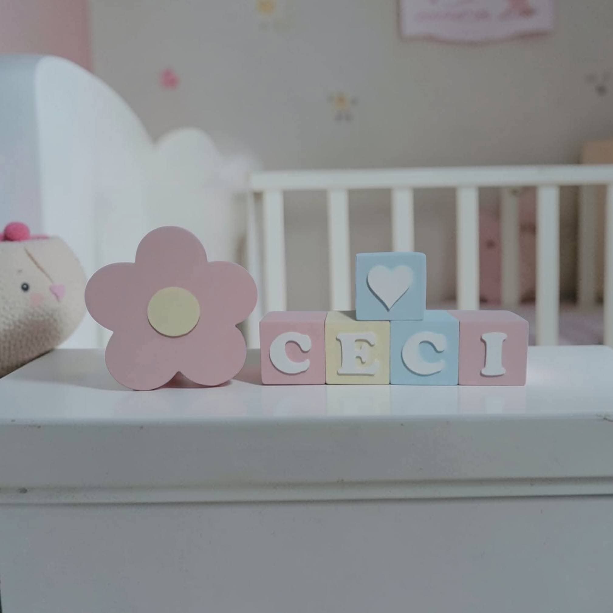 Kit decorativo flor + cubos de mdf decoração infantil de festa e