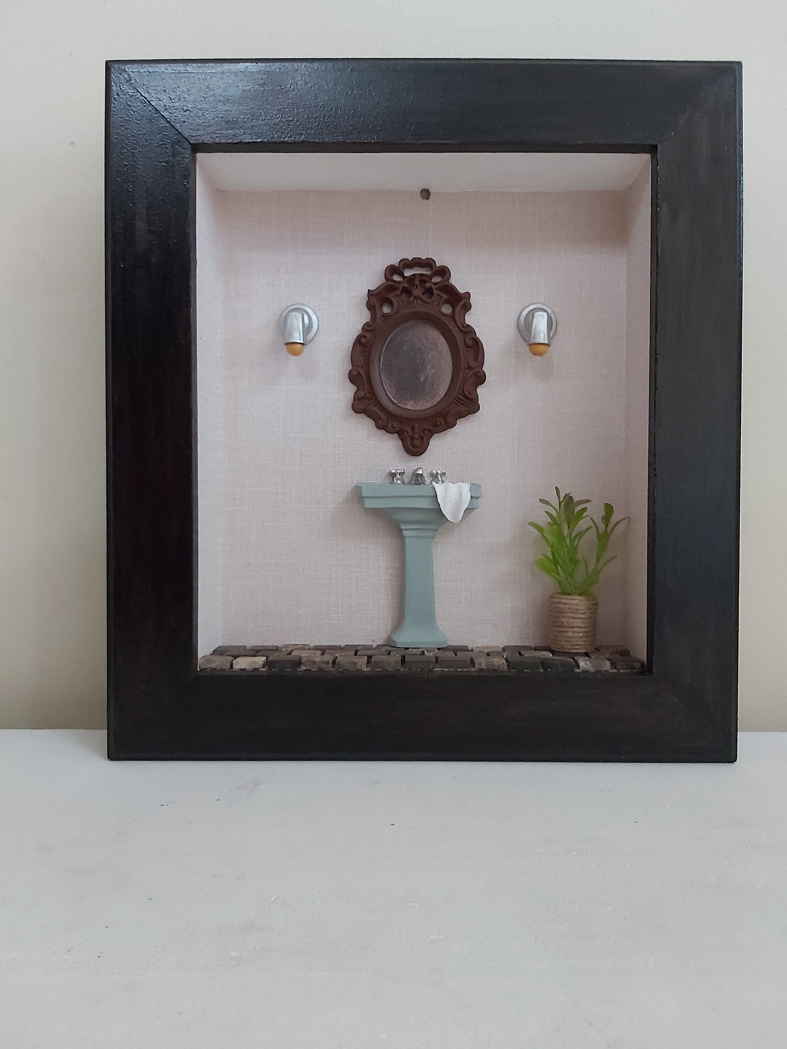 Quadro Cenário Miniatura Banheiro Lavabo Cinza Diorama