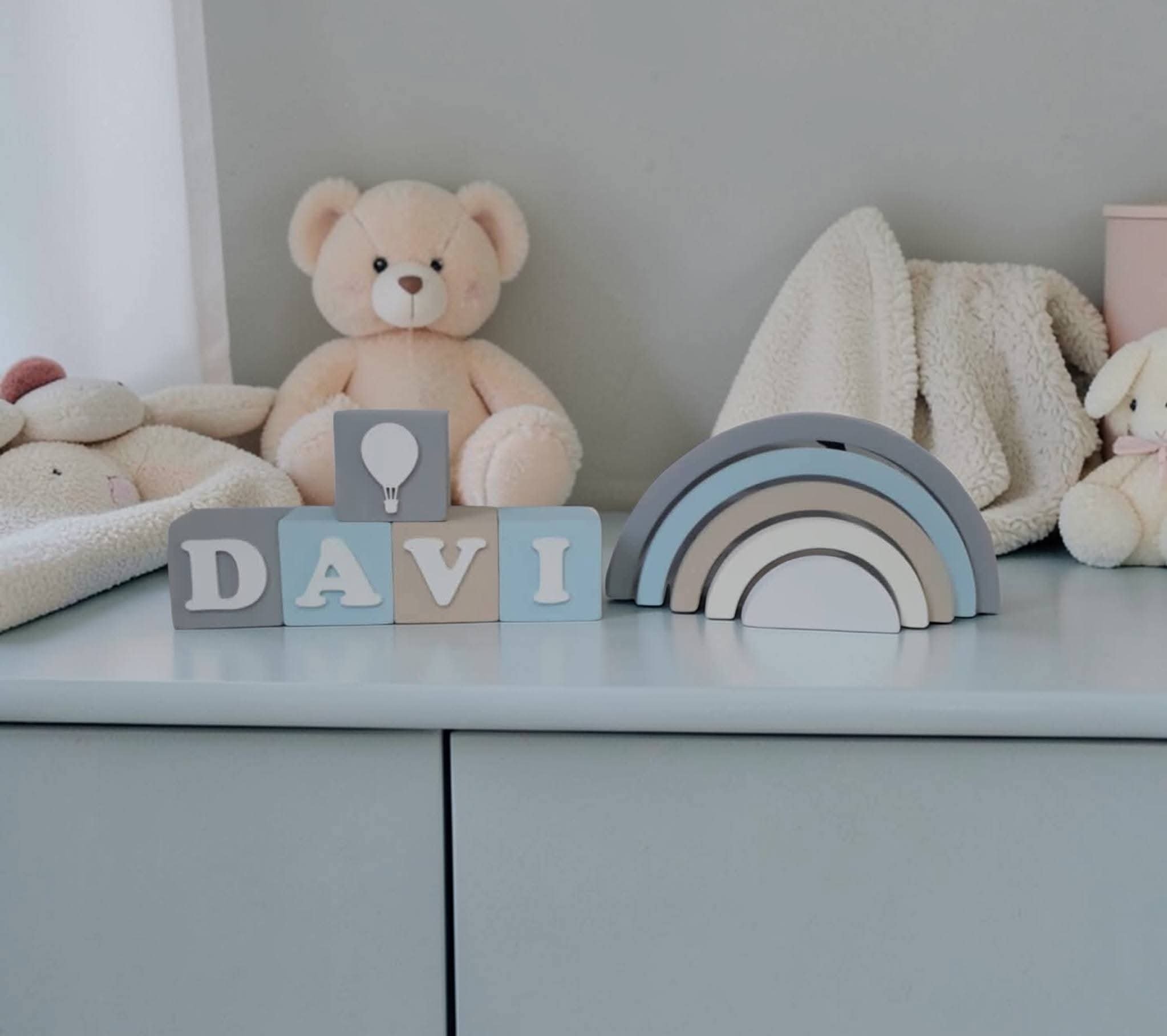 Kit decorativo arco iris + cubos de mdf nomes infantis decoração