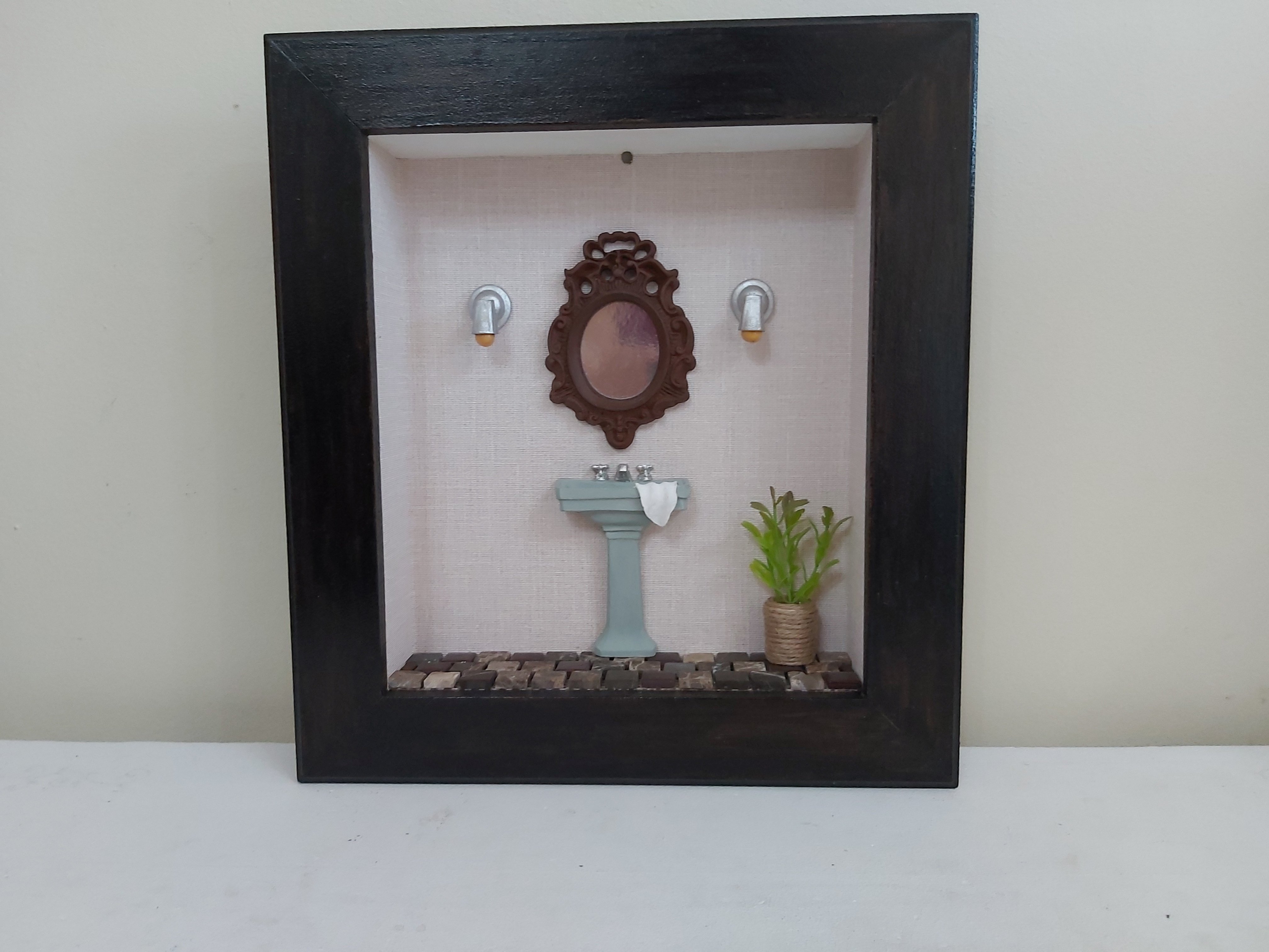 Quadro Cenário Miniatura Banheiro Lavabo Cinza Diorama