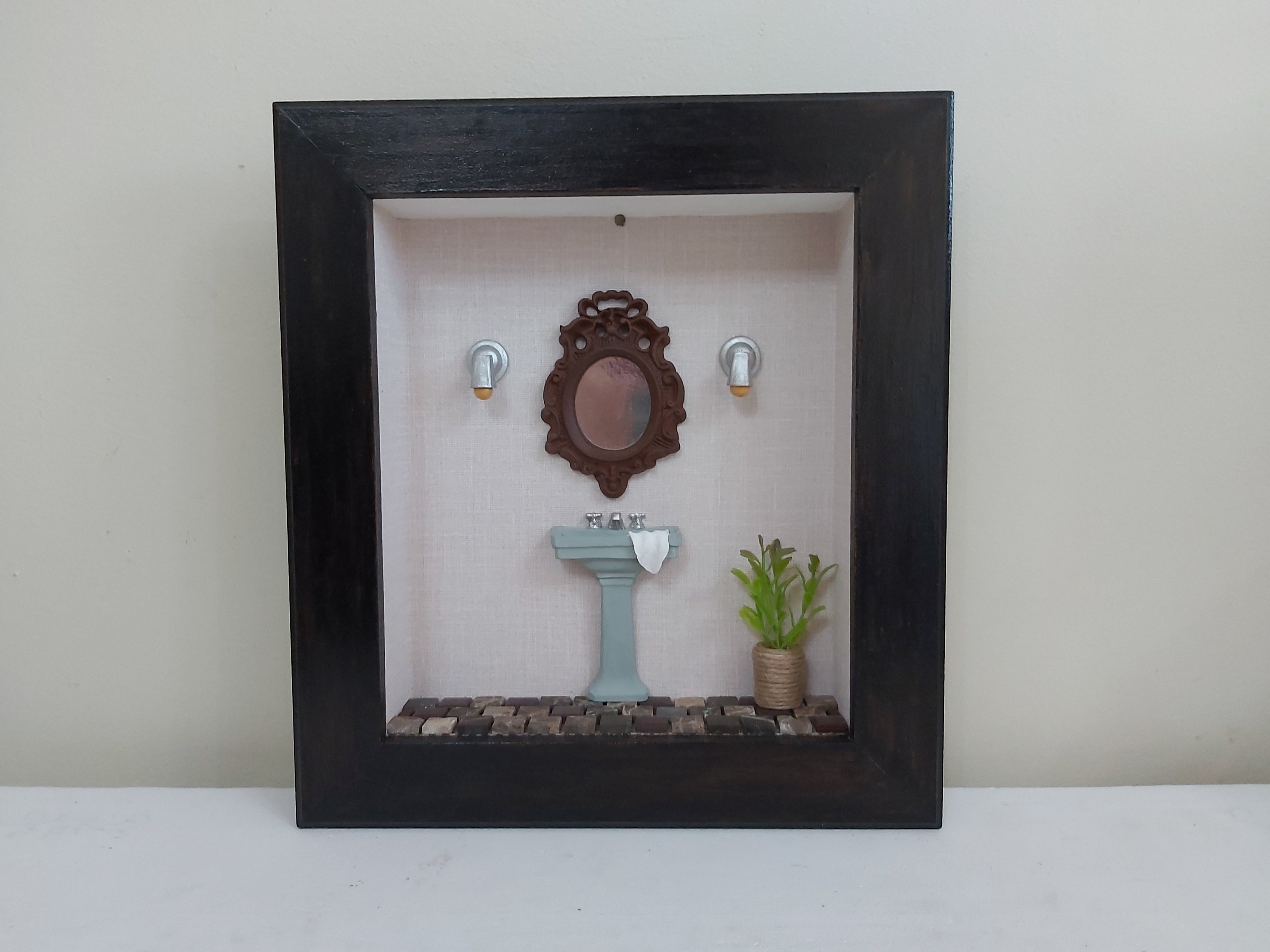 Quadro Cenário Miniatura Banheiro Lavabo Cinza Diorama
