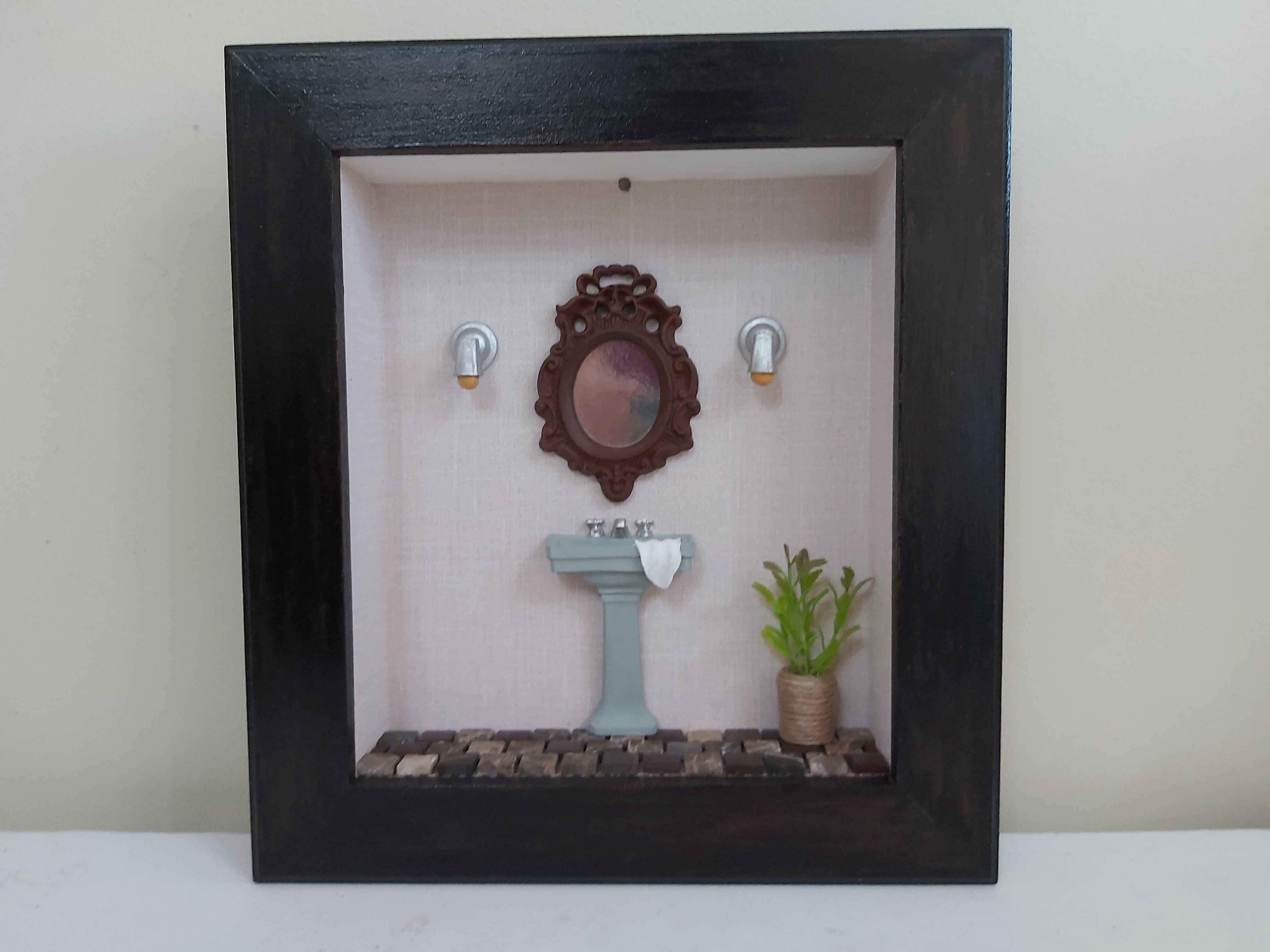 Quadro Cenário Miniatura Banheiro Lavabo Cinza Diorama