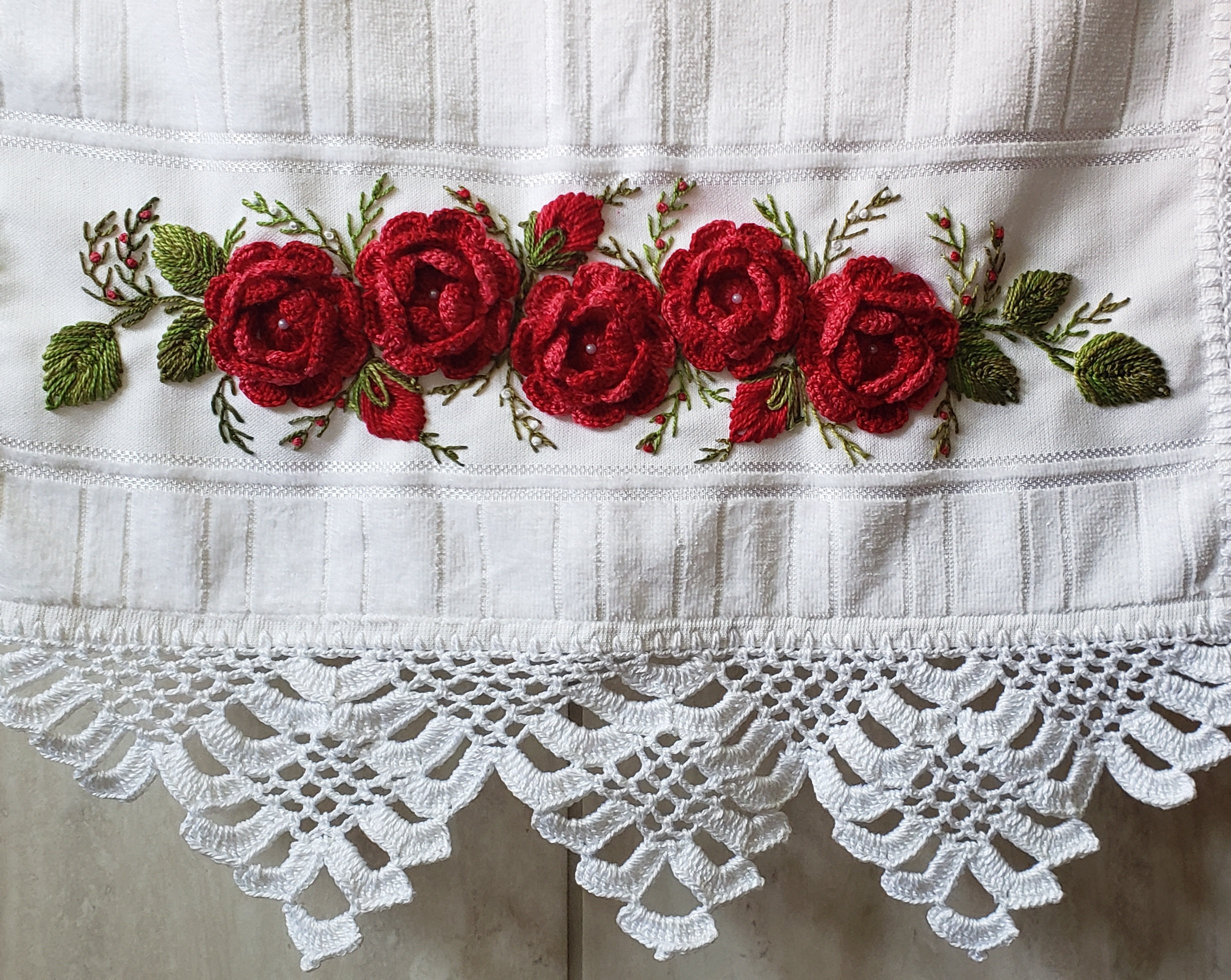 TOALHA DE ROSTO COM APLICAÇÕES DE ROSA CROCHE BORDADA