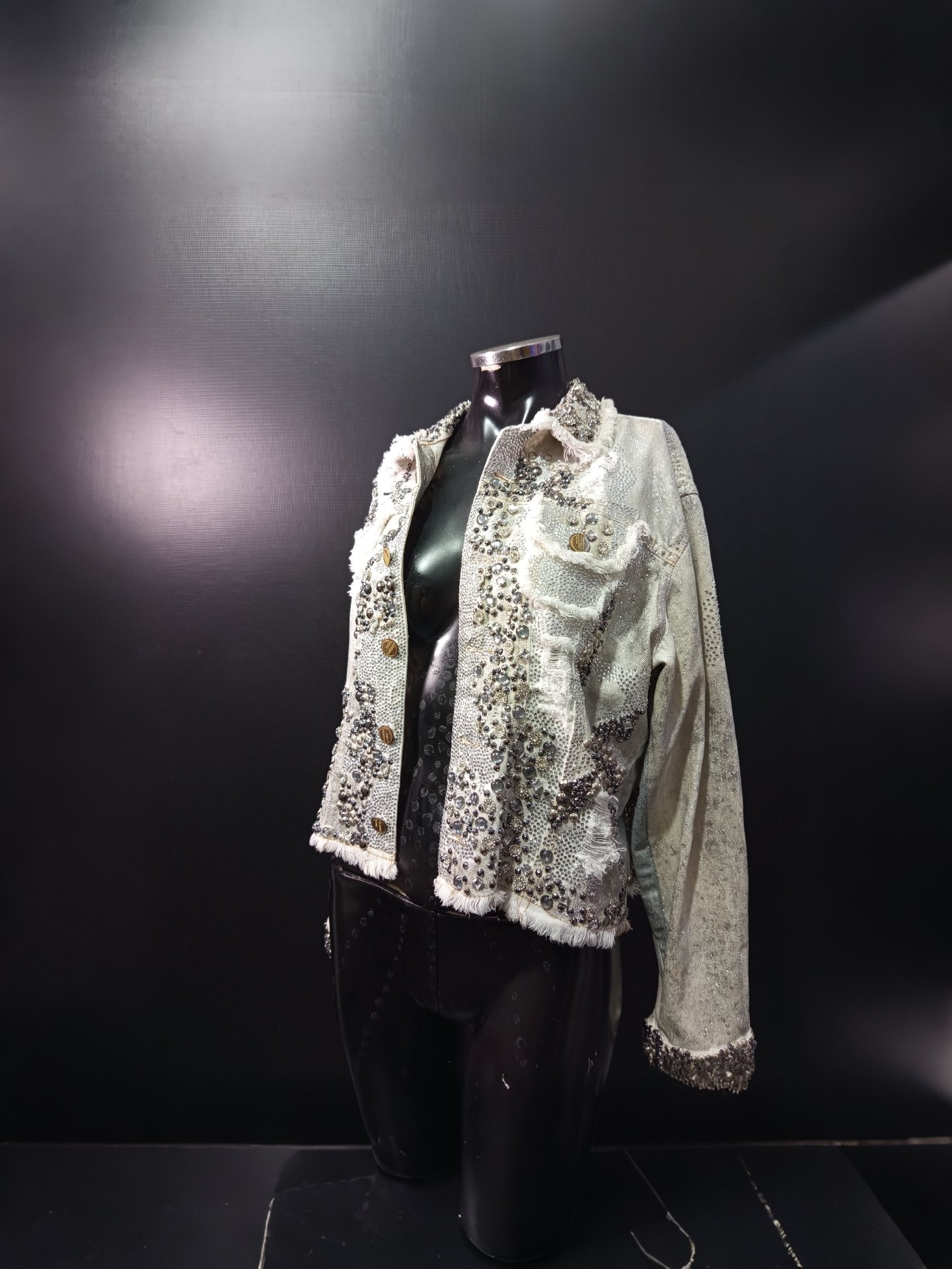Jaqueta jeans com Cristais Customizada inteira Bordada a Mão