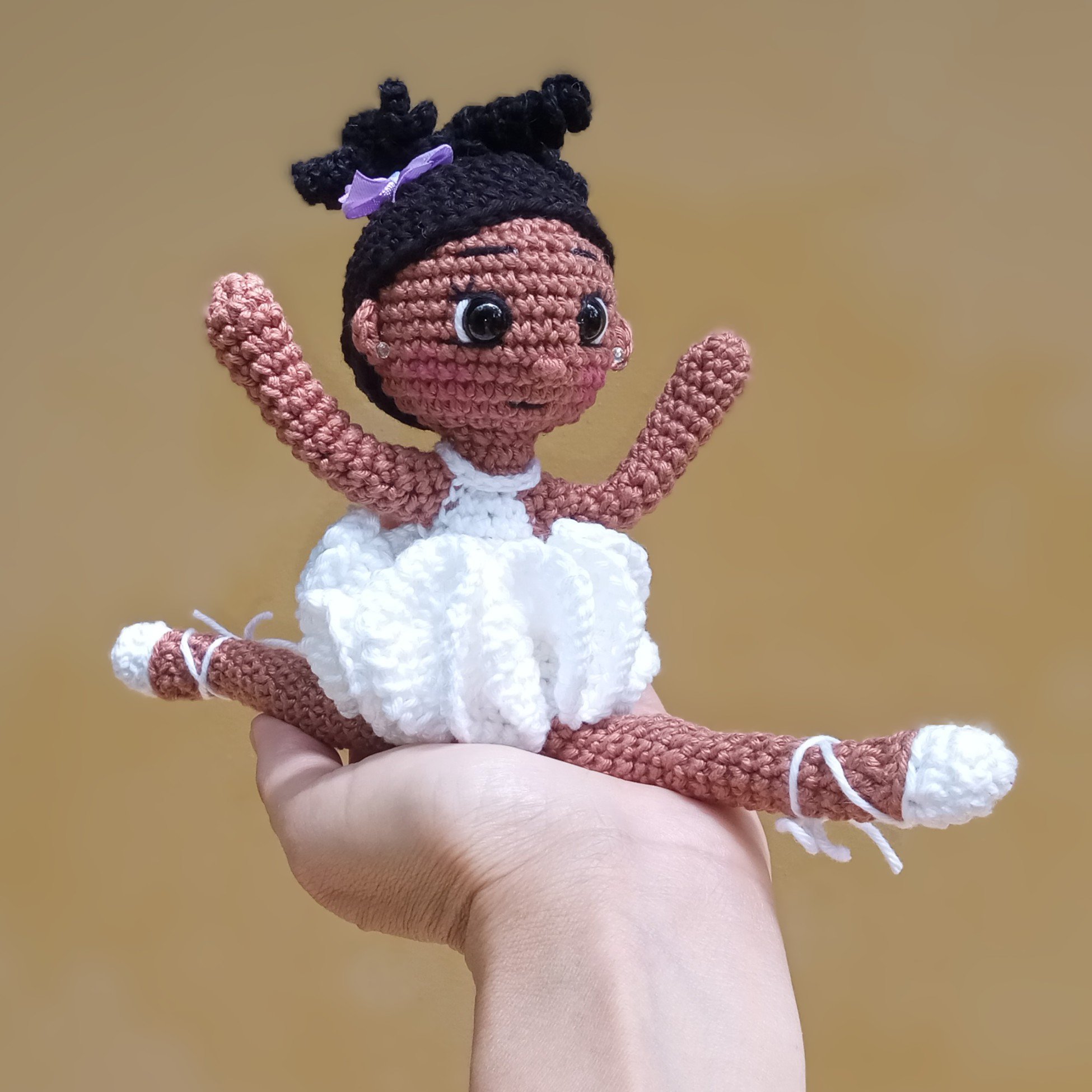 Boneca negra bailarina ariticulada em amigurumi crochê