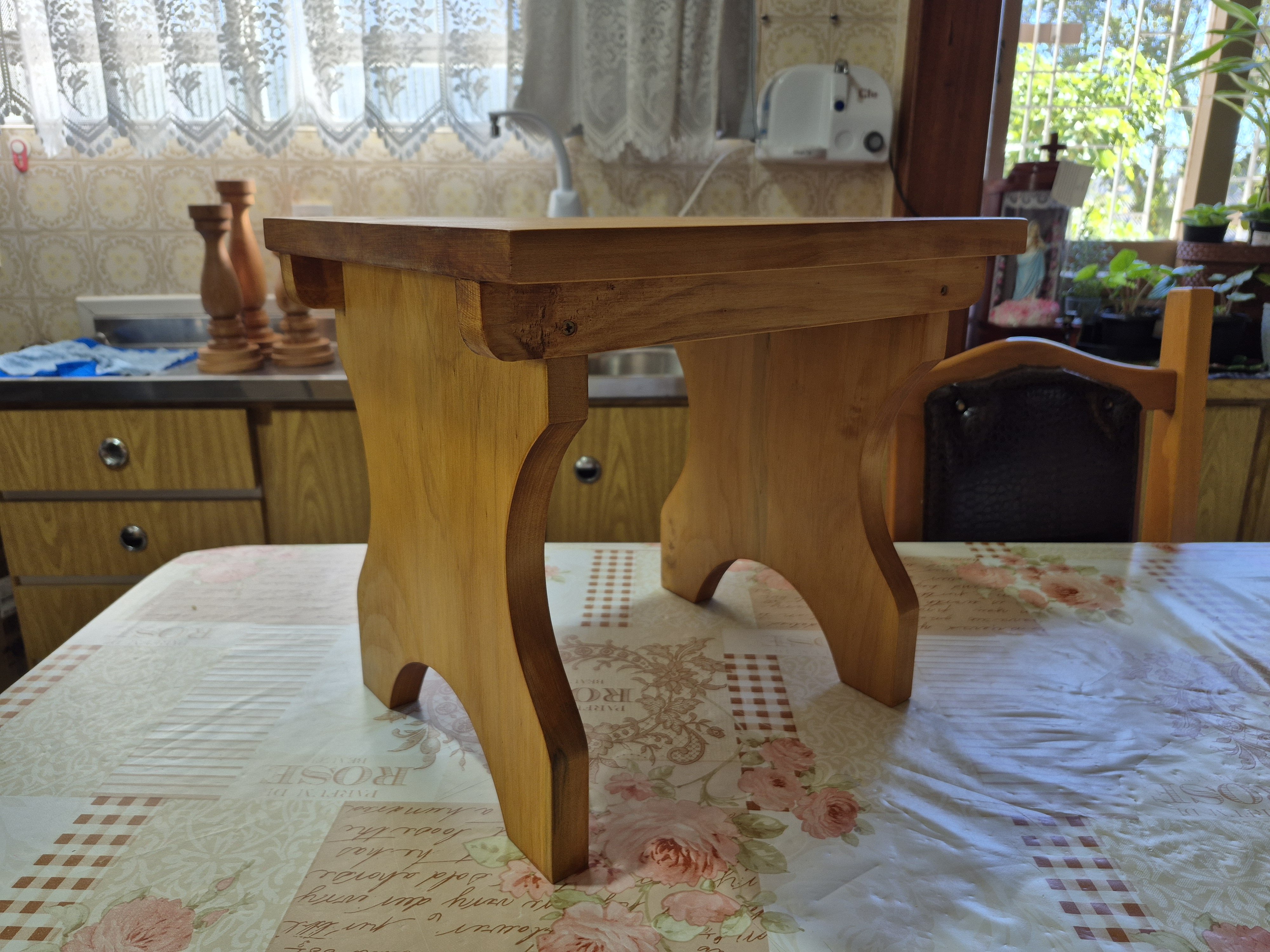 Banquinho de madeira