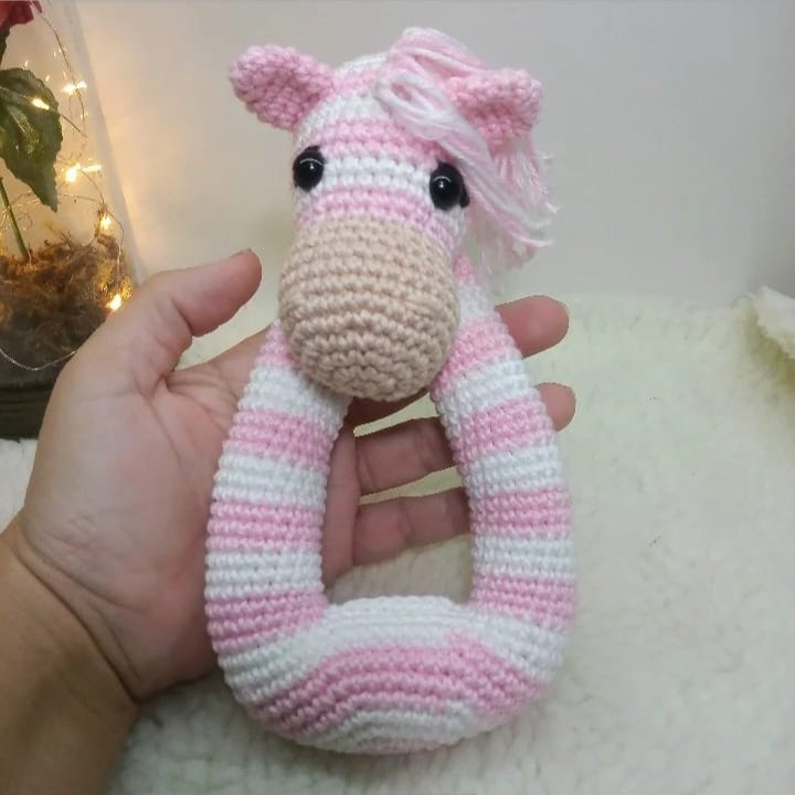 🦓 Zebra Zora Barbie Chocalho e Mordedor em Amigurumi- Pronta ent