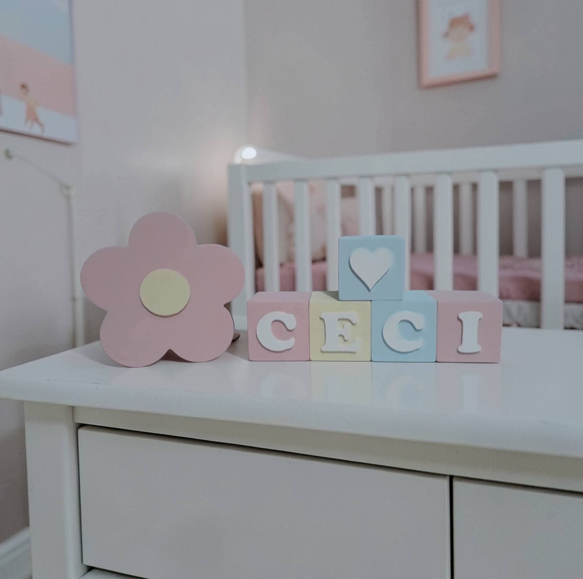 Kit decorativo flor + cubos de mdf decoração infantil de festa e