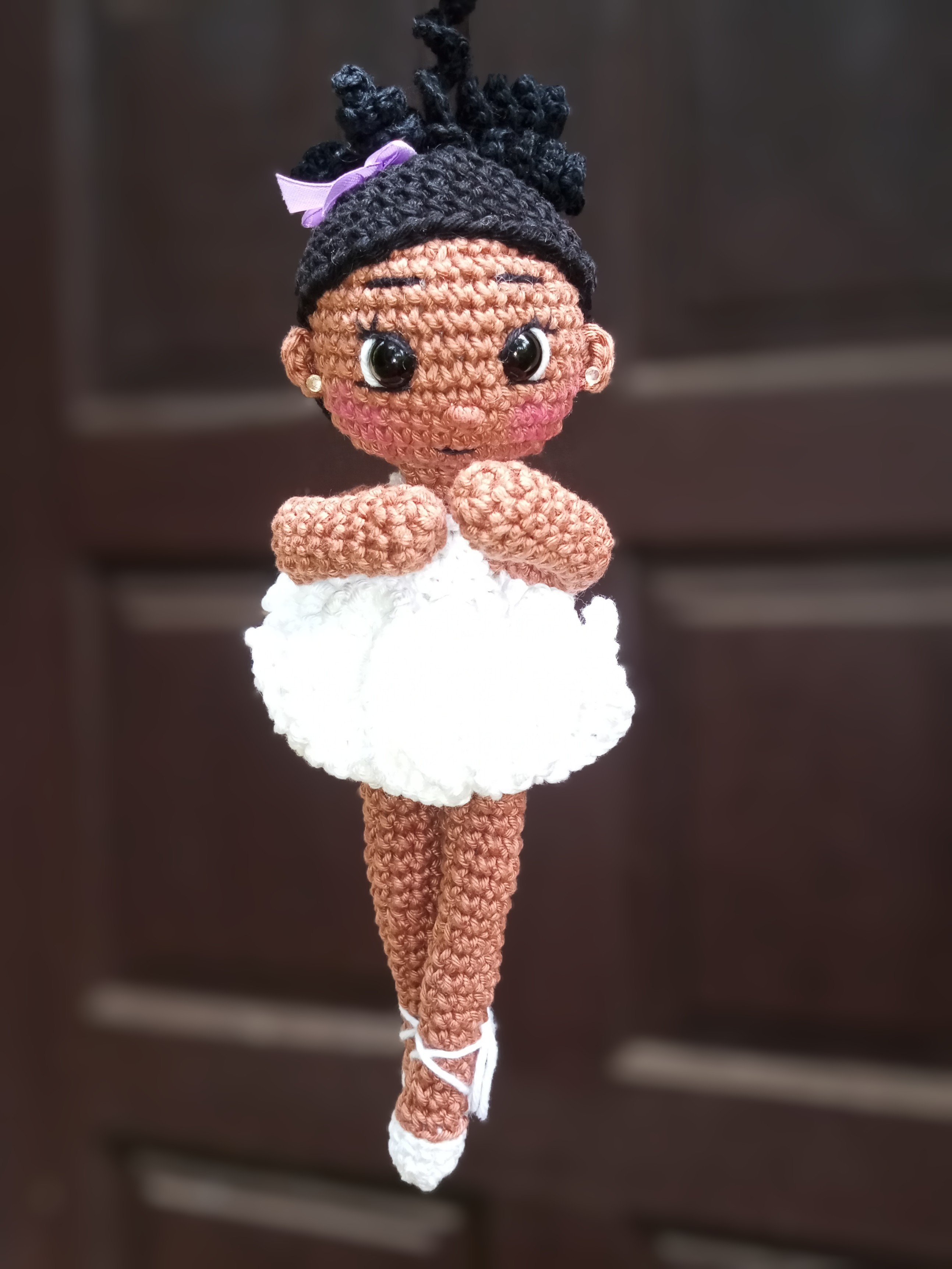 Boneca negra bailarina ariticulada em amigurumi crochê