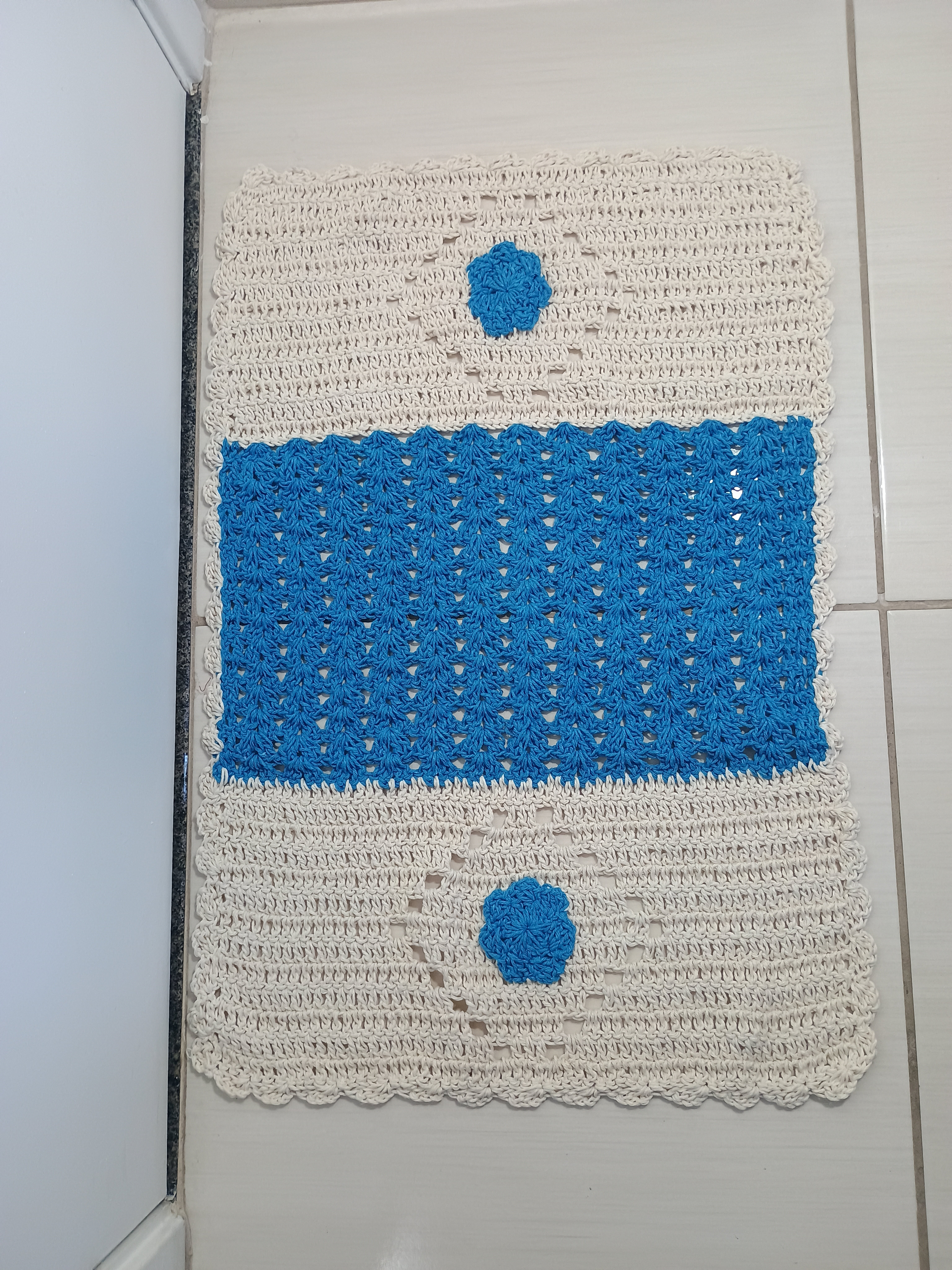 Tapete de Crochê Azul e Cru Artesanal para Porta