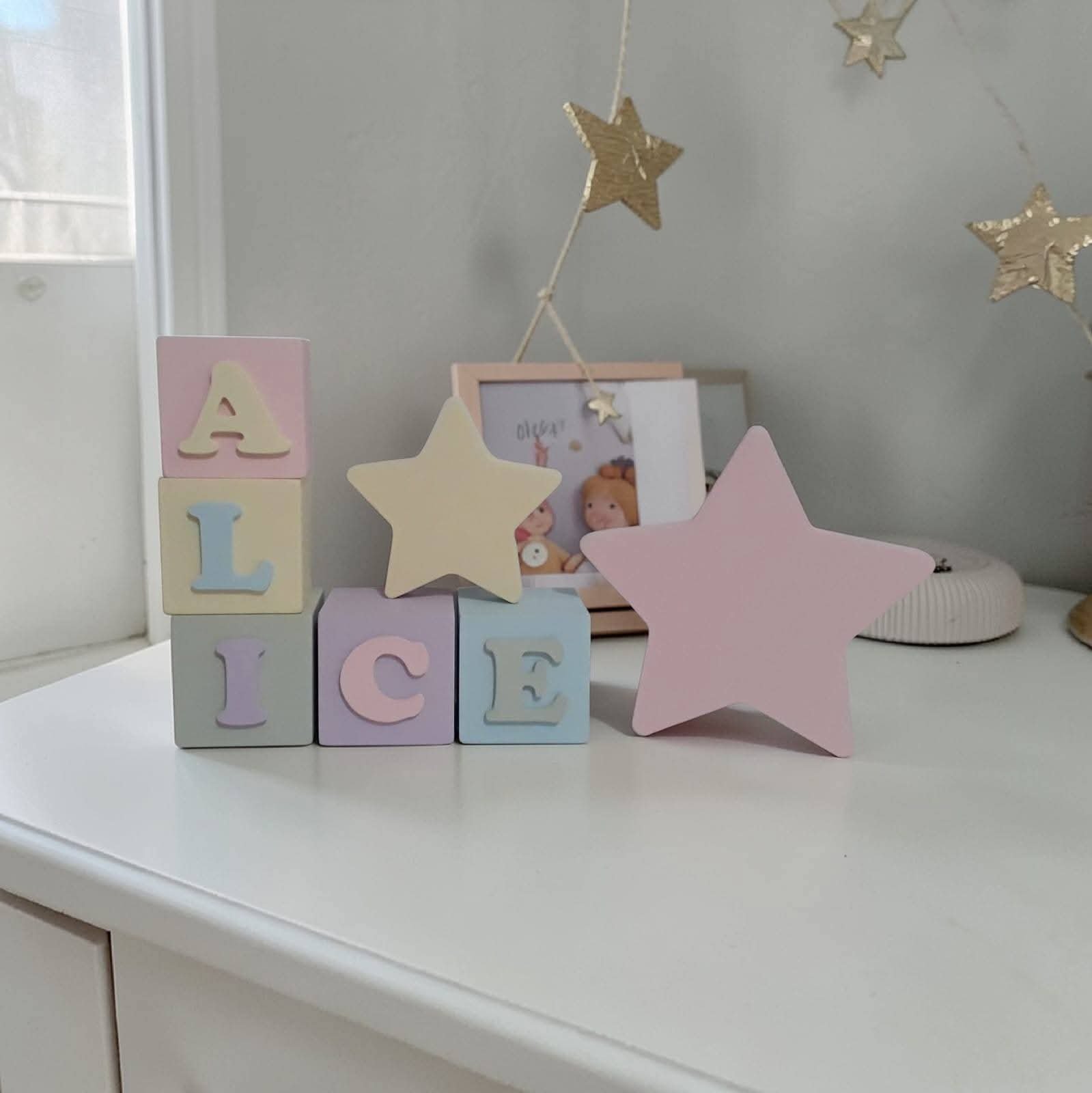 Kit estrelas + cubos de mdf 6x6 decorativos enfeite de bebê quart