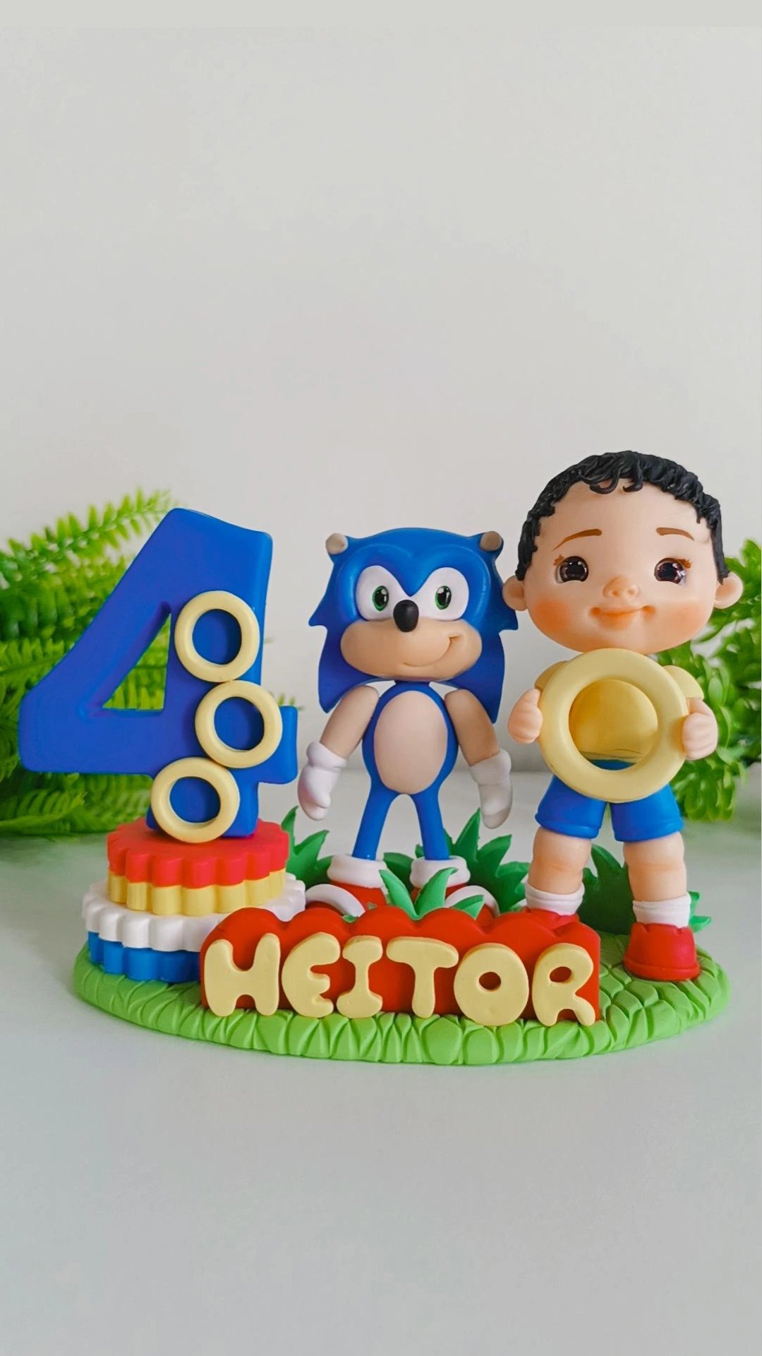 Topo de bolo em biscuit Sonic com menino