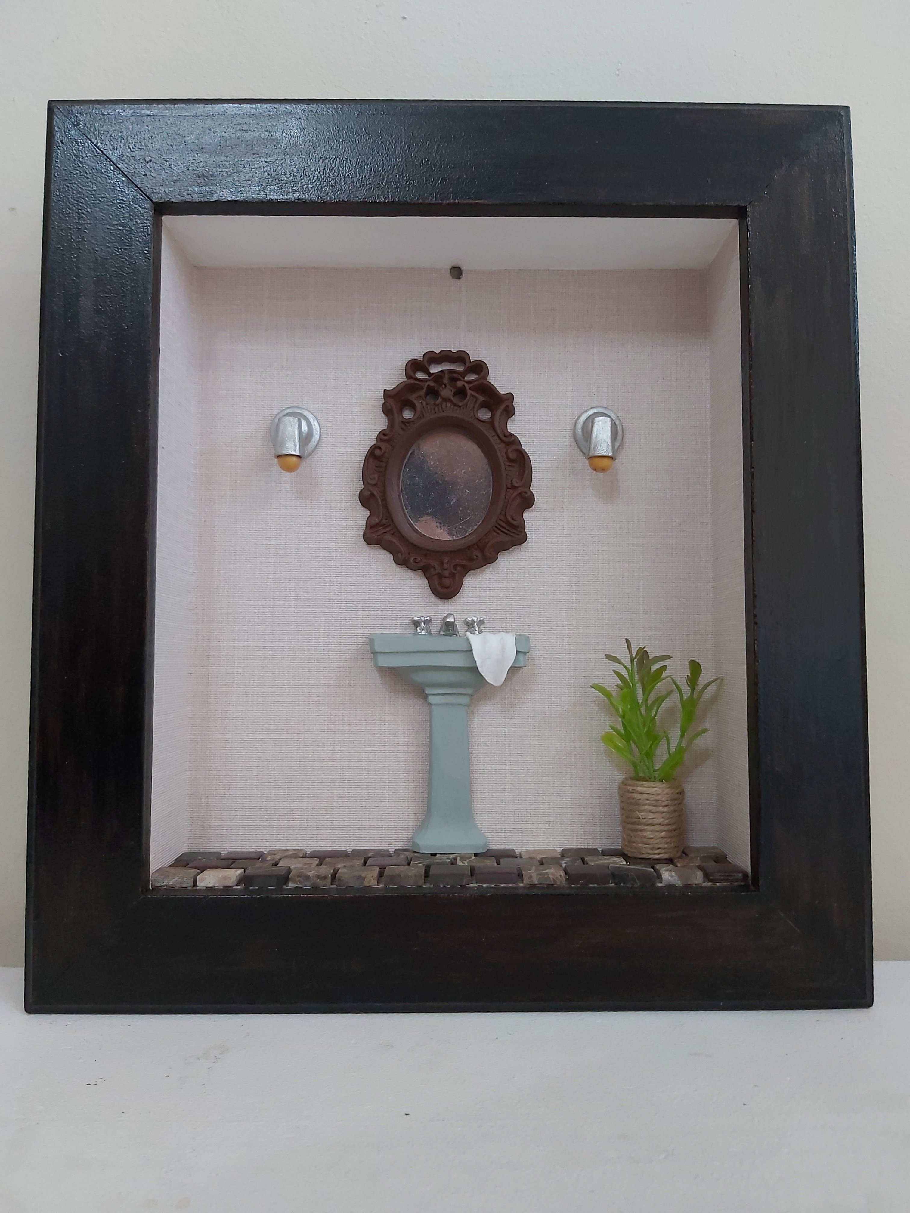 Quadro Cenário Miniatura Banheiro Lavabo Cinza Diorama