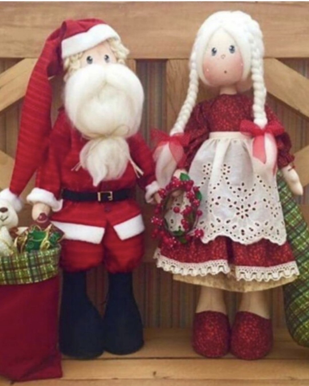 Casal de Papai Noel e Mamãe Noel