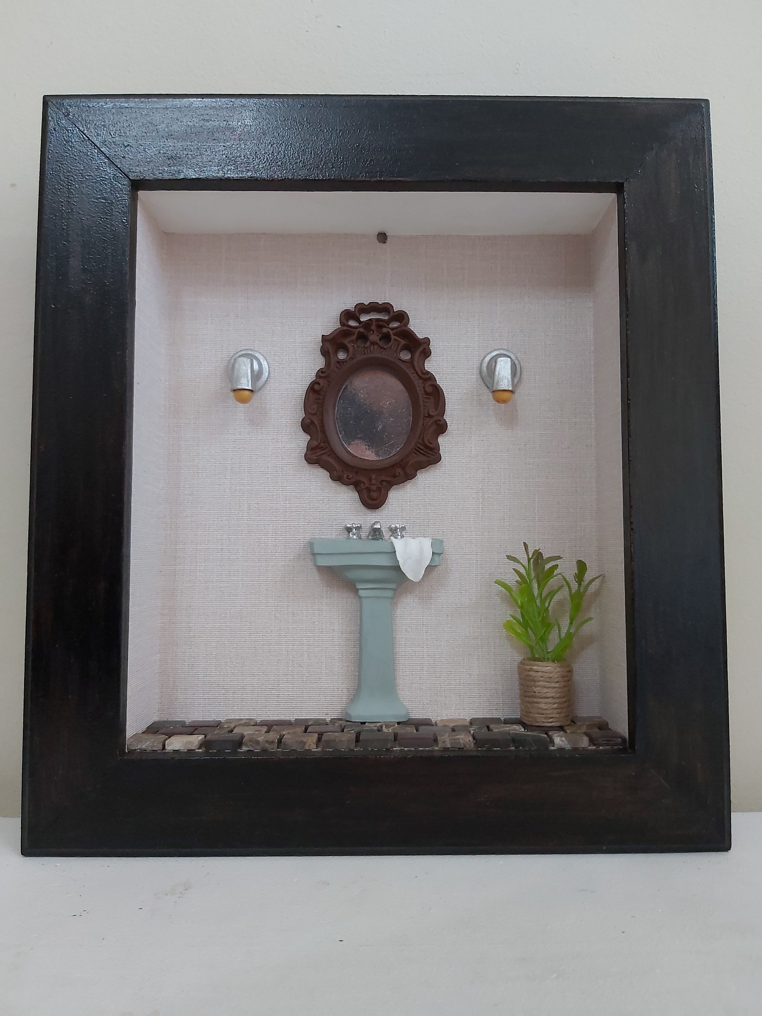 Quadro Cenário Miniatura Banheiro Lavabo Cinza Diorama