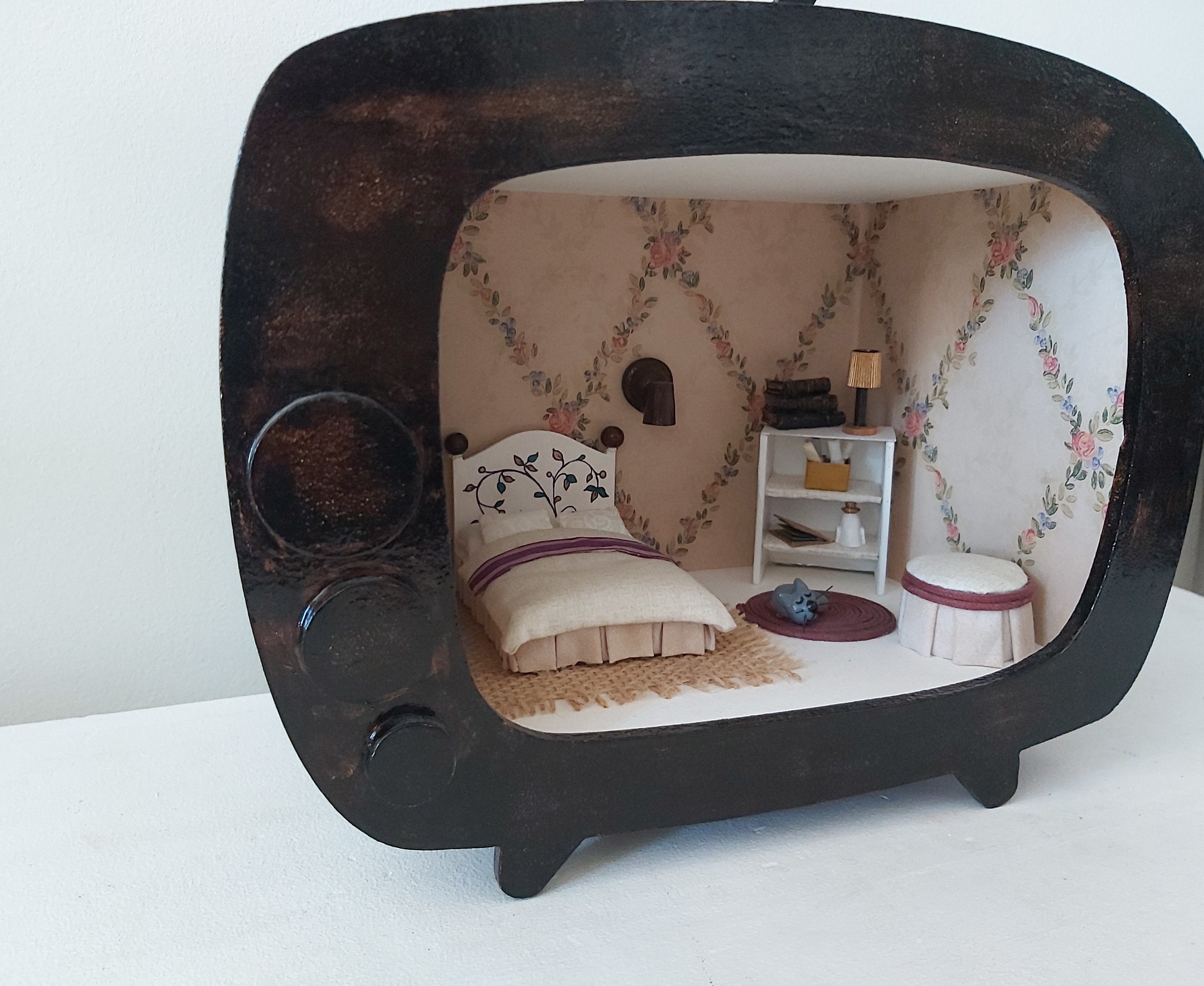Diorama Quadro Televisão Cenário Miniatura Quarto. Feito manualme