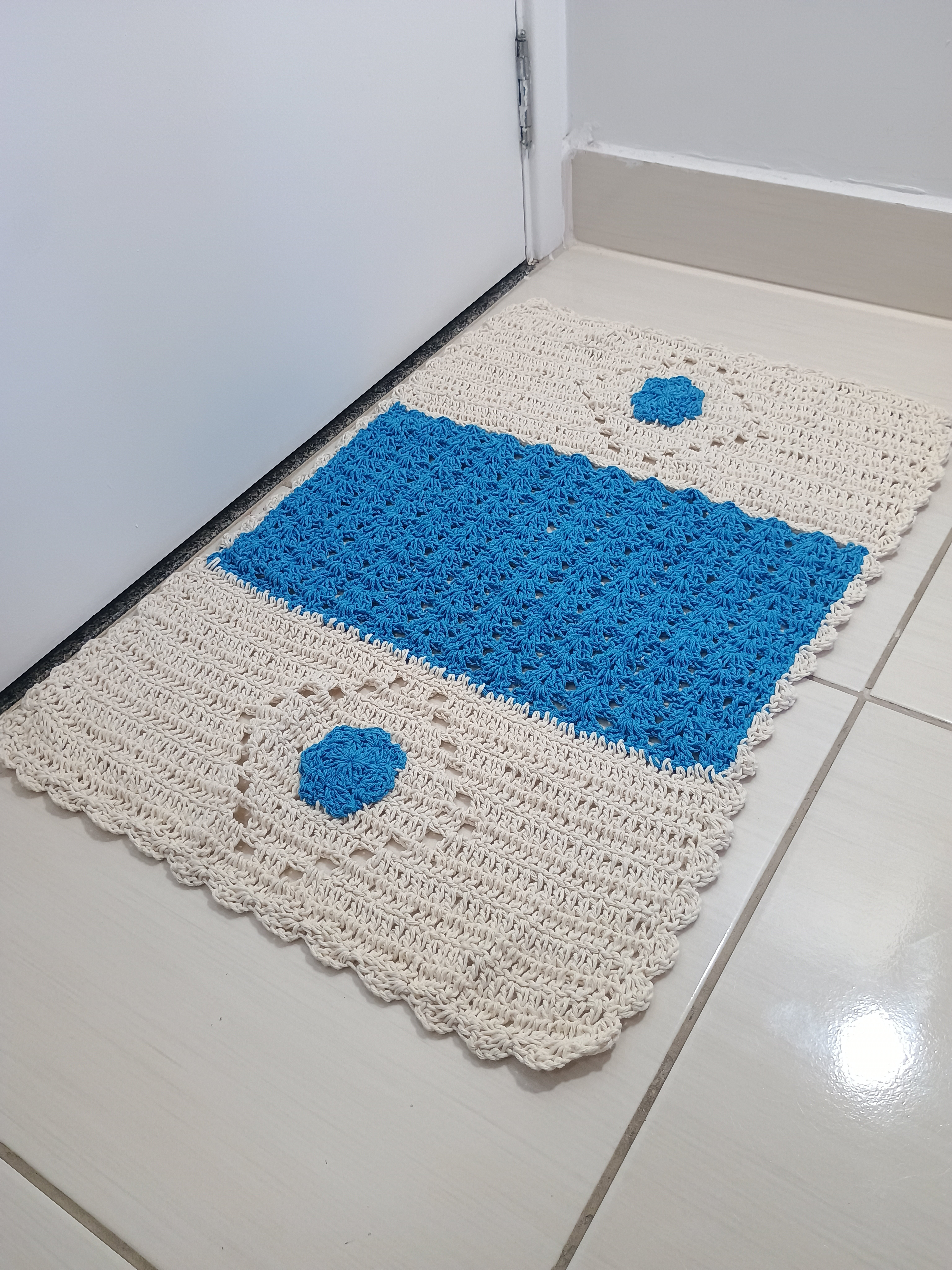 Tapete de Crochê Azul e Cru Artesanal para Porta