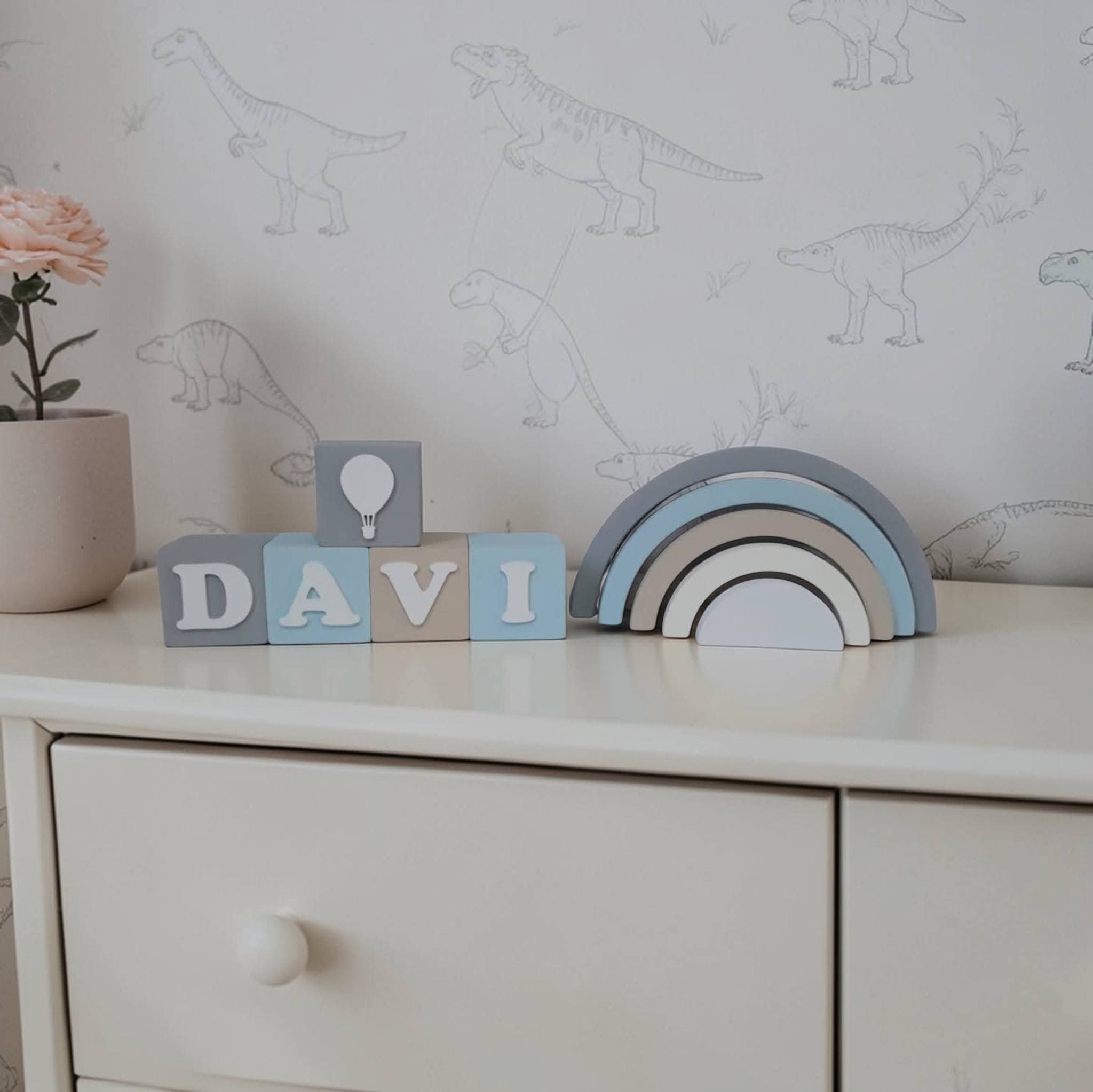 Kit decorativo arco iris + cubos de mdf nomes infantis decoração