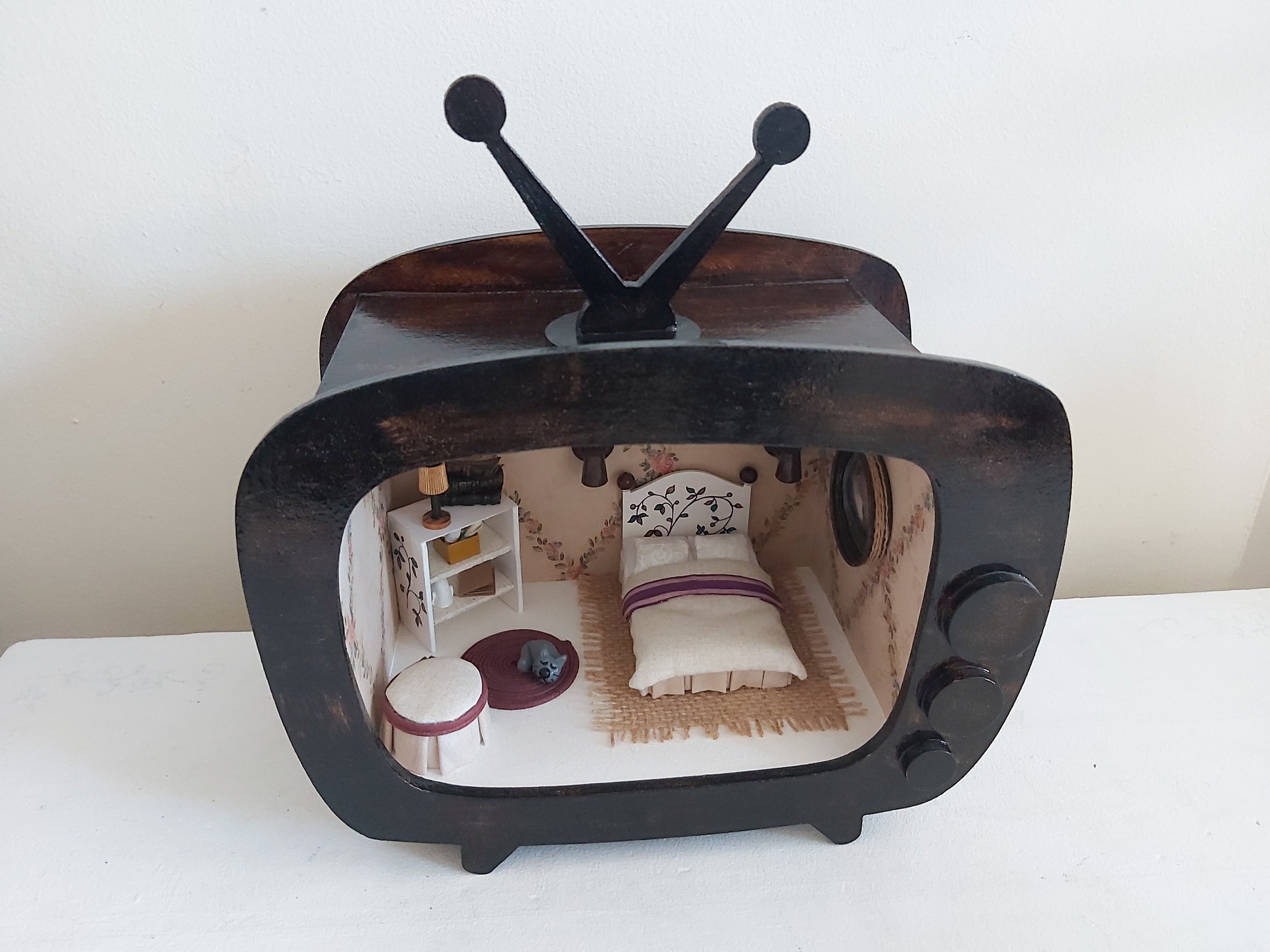 Diorama Quadro Televisão Cenário Miniatura Quarto. Feito manualme