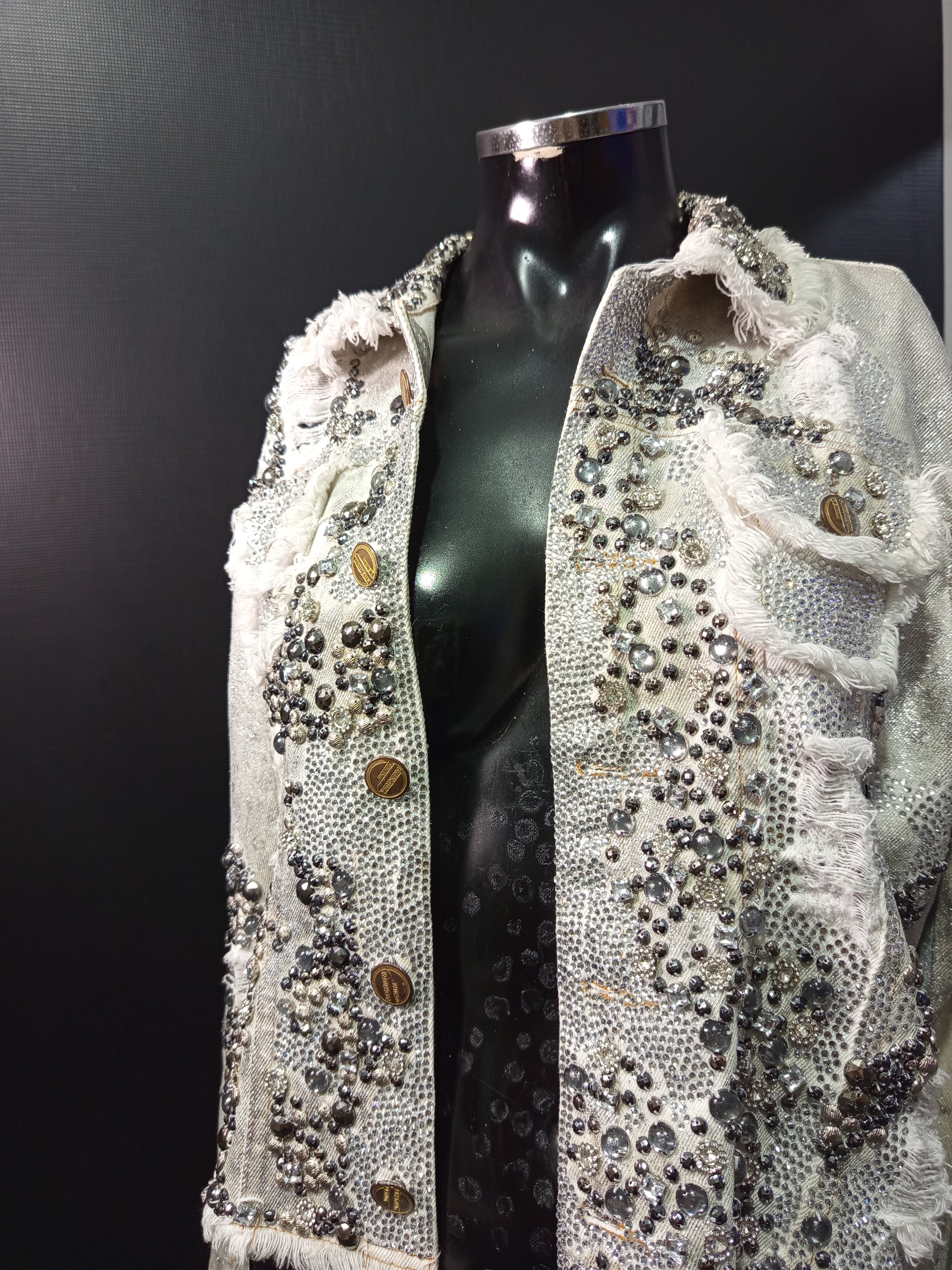Jaqueta jeans com Cristais Customizada inteira Bordada a Mão
