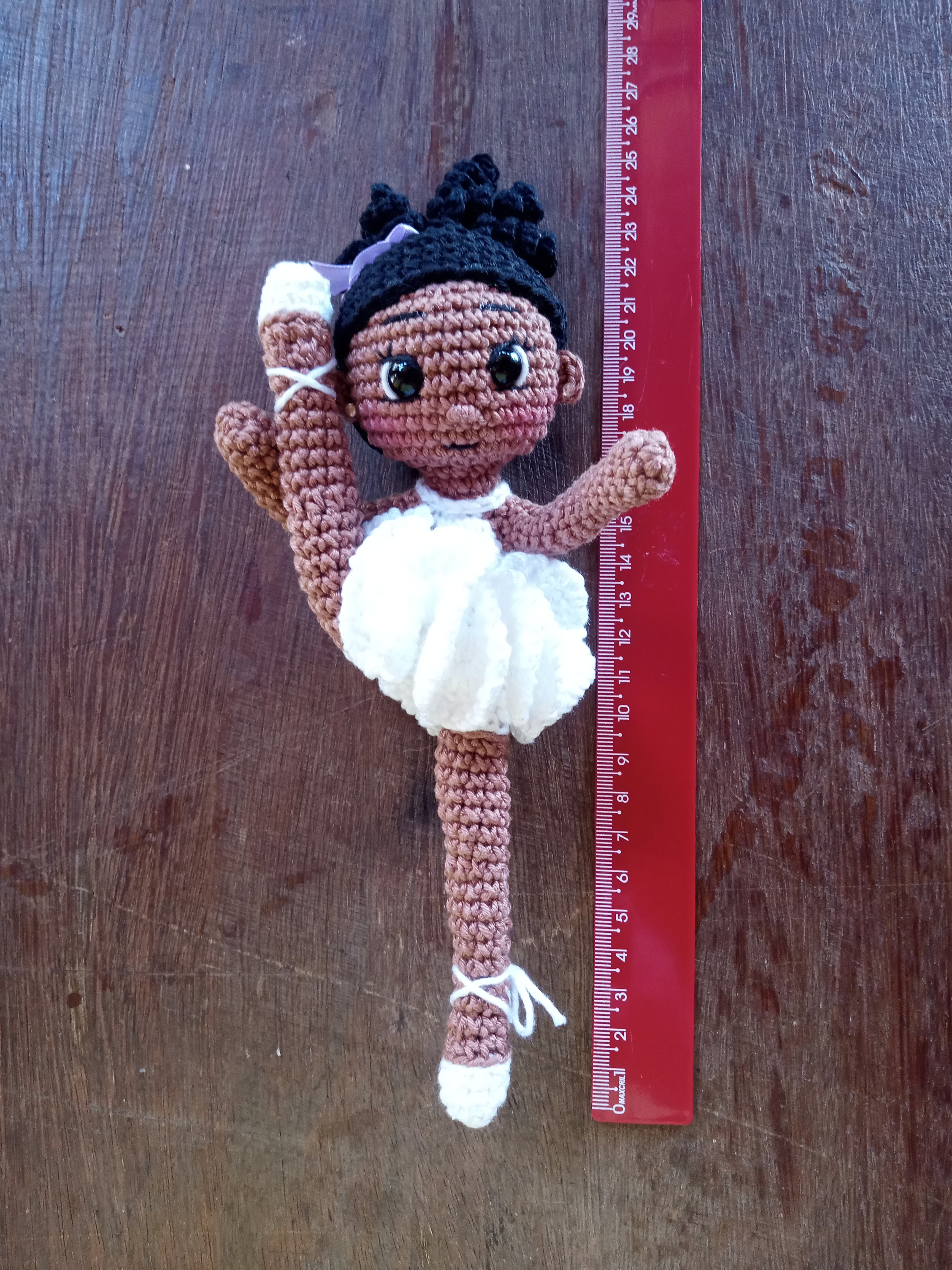 Boneca negra bailarina ariticulada em amigurumi crochê