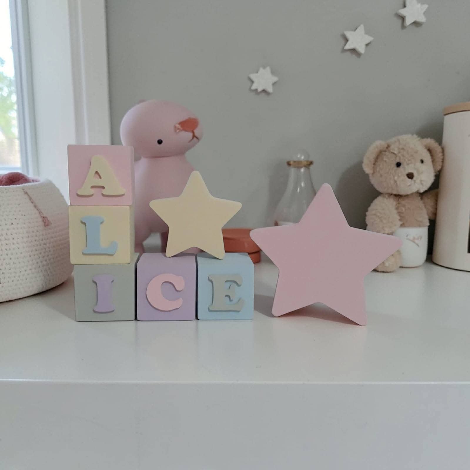 Kit estrelas + cubos de mdf 6x6 decorativos enfeite de bebê quart