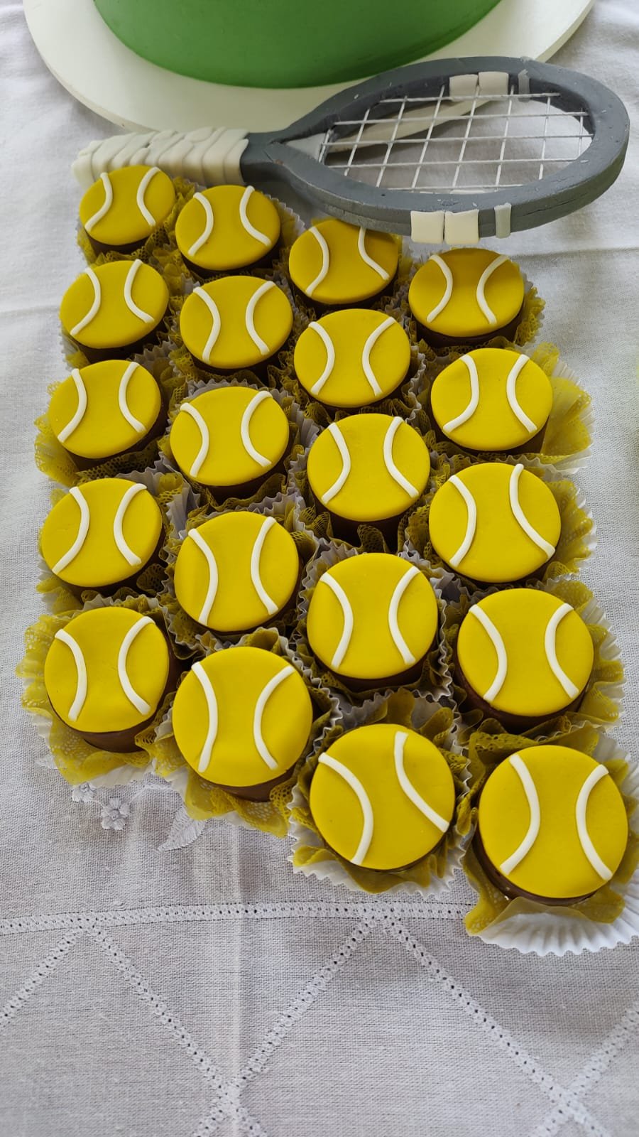 Mini pão de mel, bola  tênis