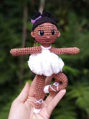 Boneca negra bailarina ariticulada em amigurumi crochê