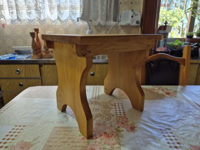 Banquinho de madeira