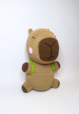Capivara com mochilinha de tartaruga