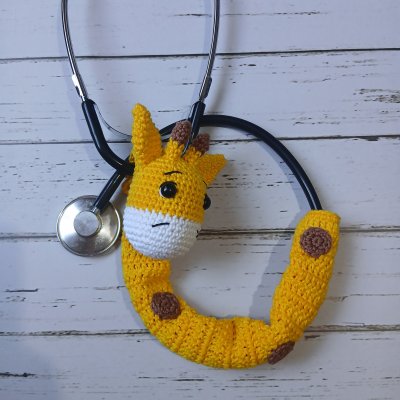 Girafinha Estetoscópio Amigurumi 30cm - Pronta Entrega  capa fech