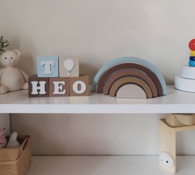 Kit decorativo arco iris + cubos de mdf nomes infantis decoração